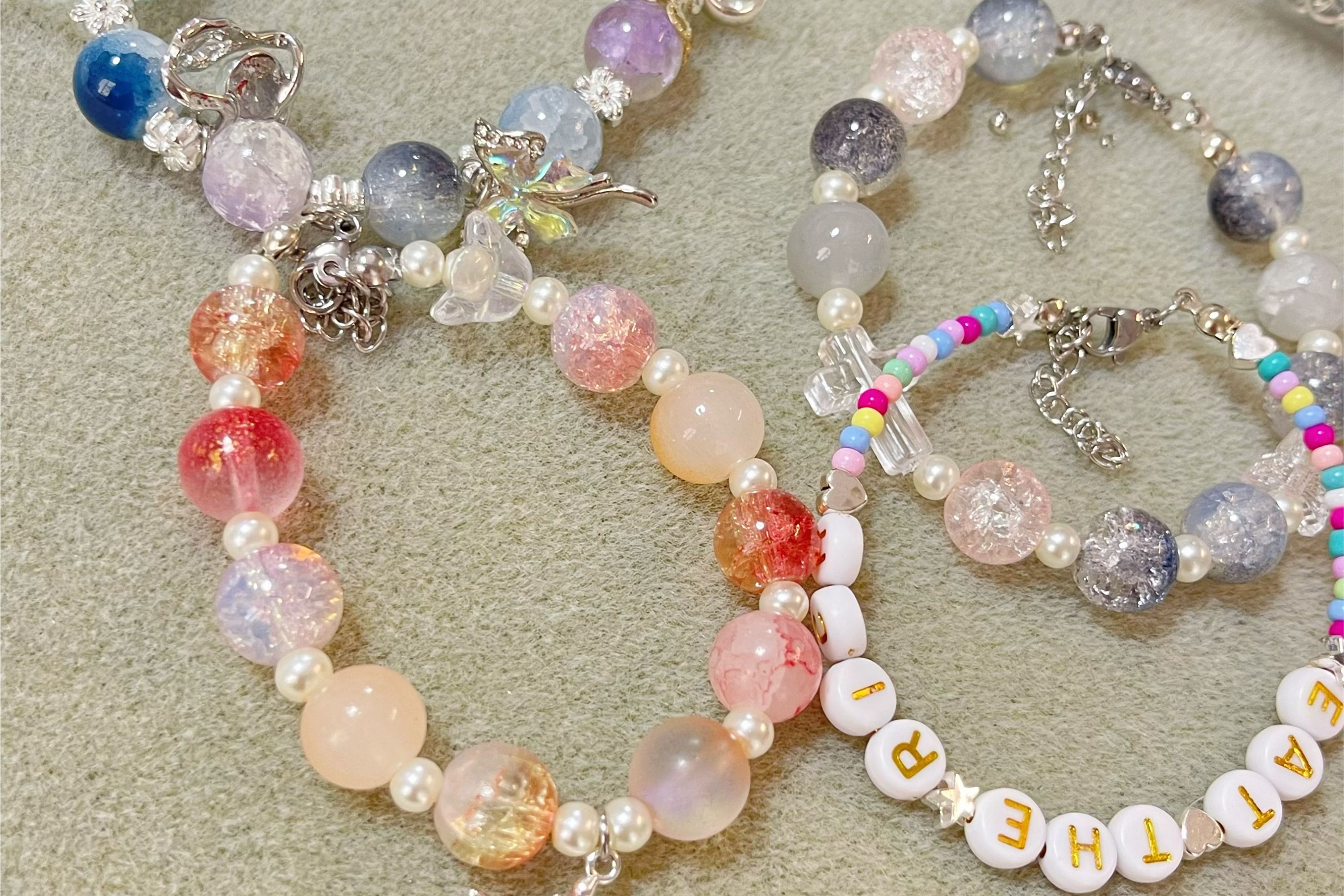 設計您自己獨特的彩色珠子和吊飾手鍊。非常適合為您的風格增添個人特色或贈送給特別的人！