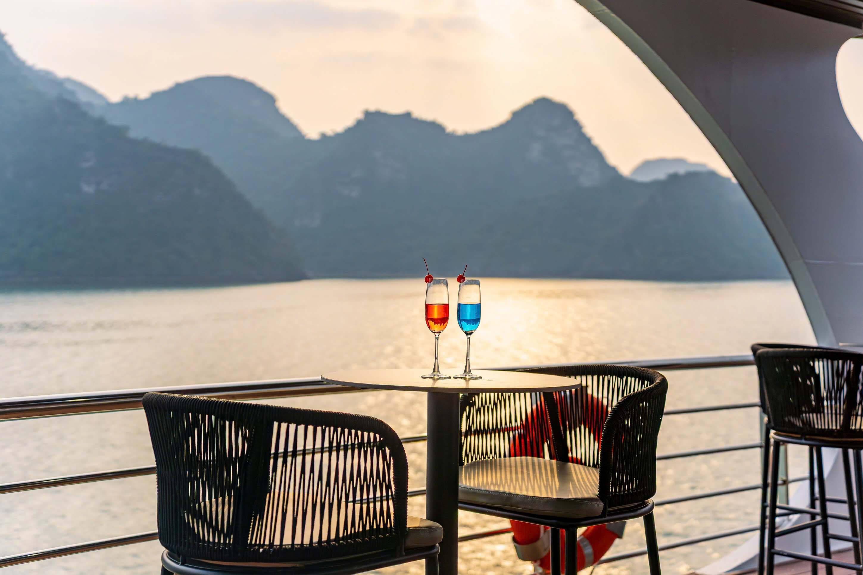 與摯愛一同搭乘豪華遊輪，盡享百萬級海景，飽覽下龍灣的絕美夕陽。