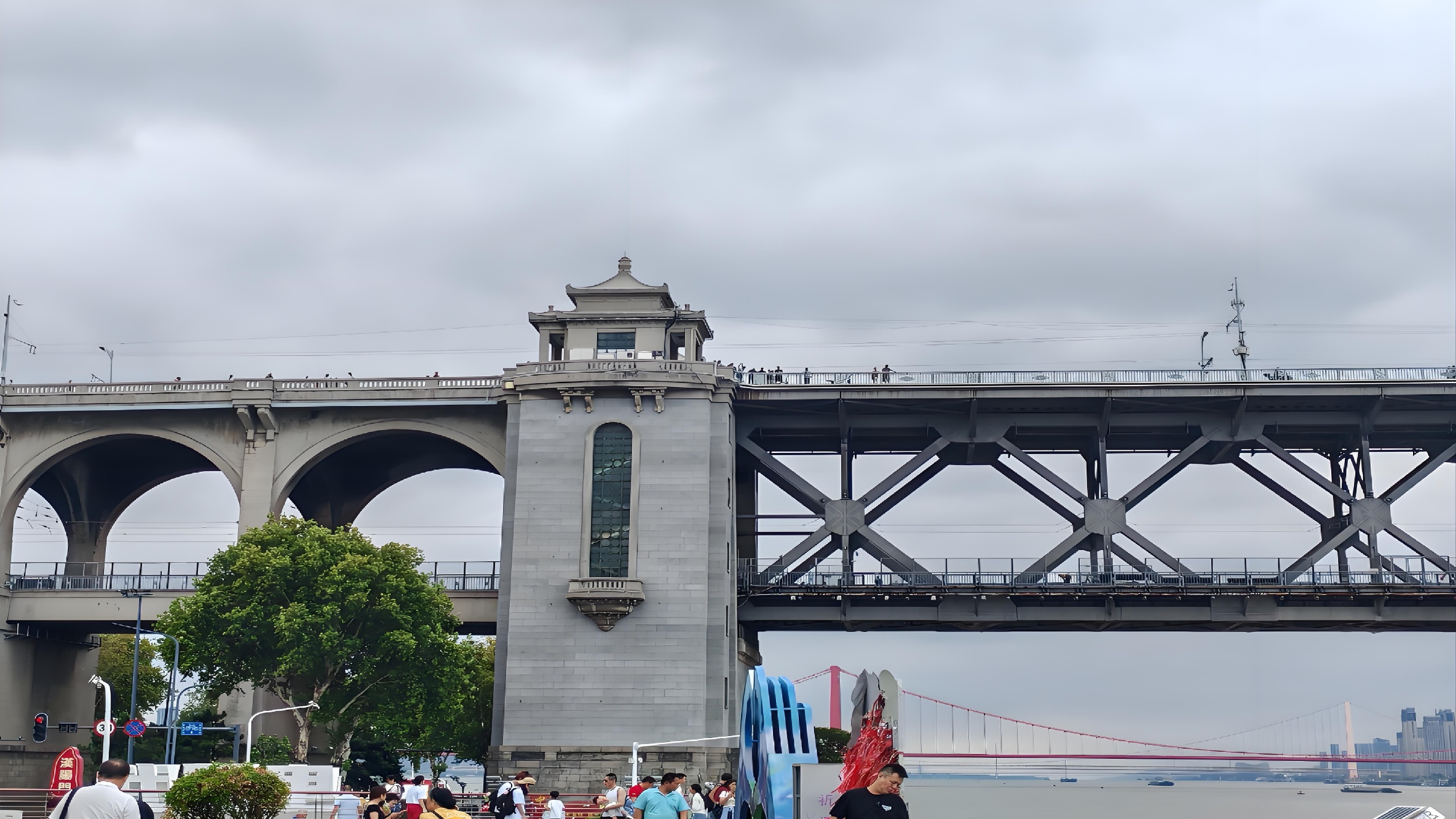 Chu Feng Han Yun Jianghu Wuhan: Tracing Yellow Crane Tower, Hubei Provincial Museum, East Lake, Yangtze River Bridge, Wuhan University Archway, and Jianghan Customs Building