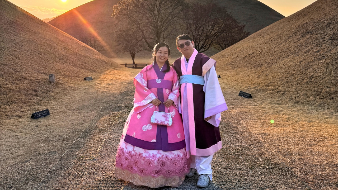 穿著優雅的韓服漫步於古墳之間，感受新羅皇室的氣息。在這裡，傳統與您最美好的旅行回憶交會。