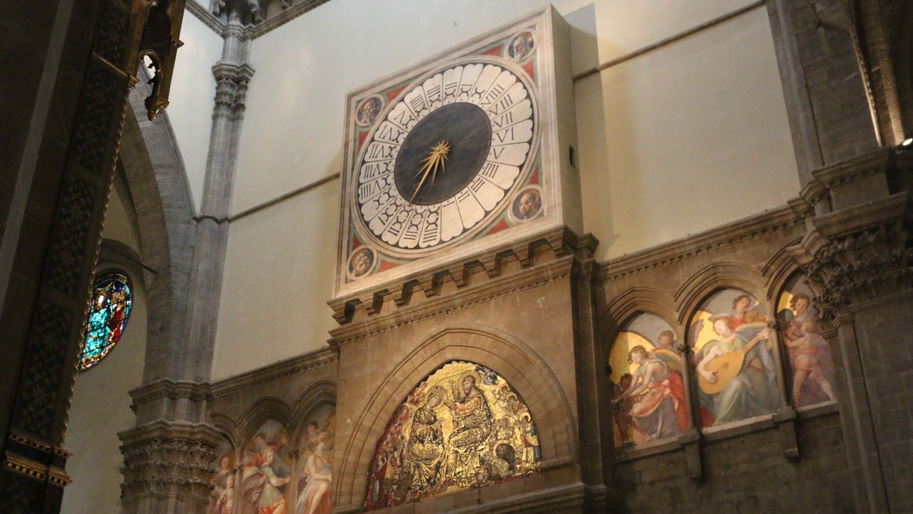 室內照片展示了教堂令人驚嘆的拱形天花板和美麗的壁畫，並有自然採光