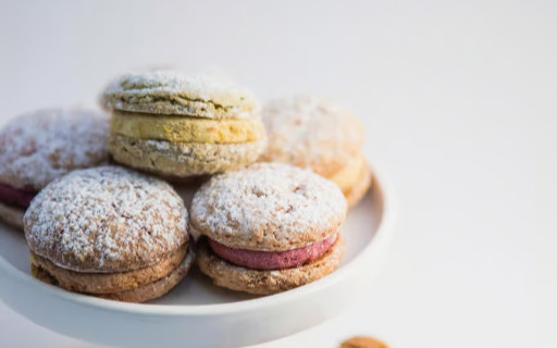 新鮮法式糕點的美味香氣，例如可頌和巧克力麵包