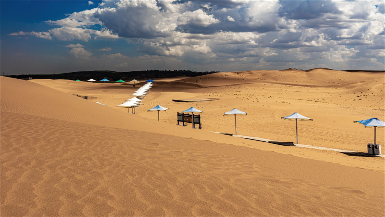 經典體驗與表演
騎駱駝：沙漠標誌性體驗，騎乘溫順的駱駝穿行沙丘；
果老劇場：上演《果老傳說》等沙漠主題雜技 / 神話劇，還有高空走鋼絲、環球飛車等驚險現場表演。