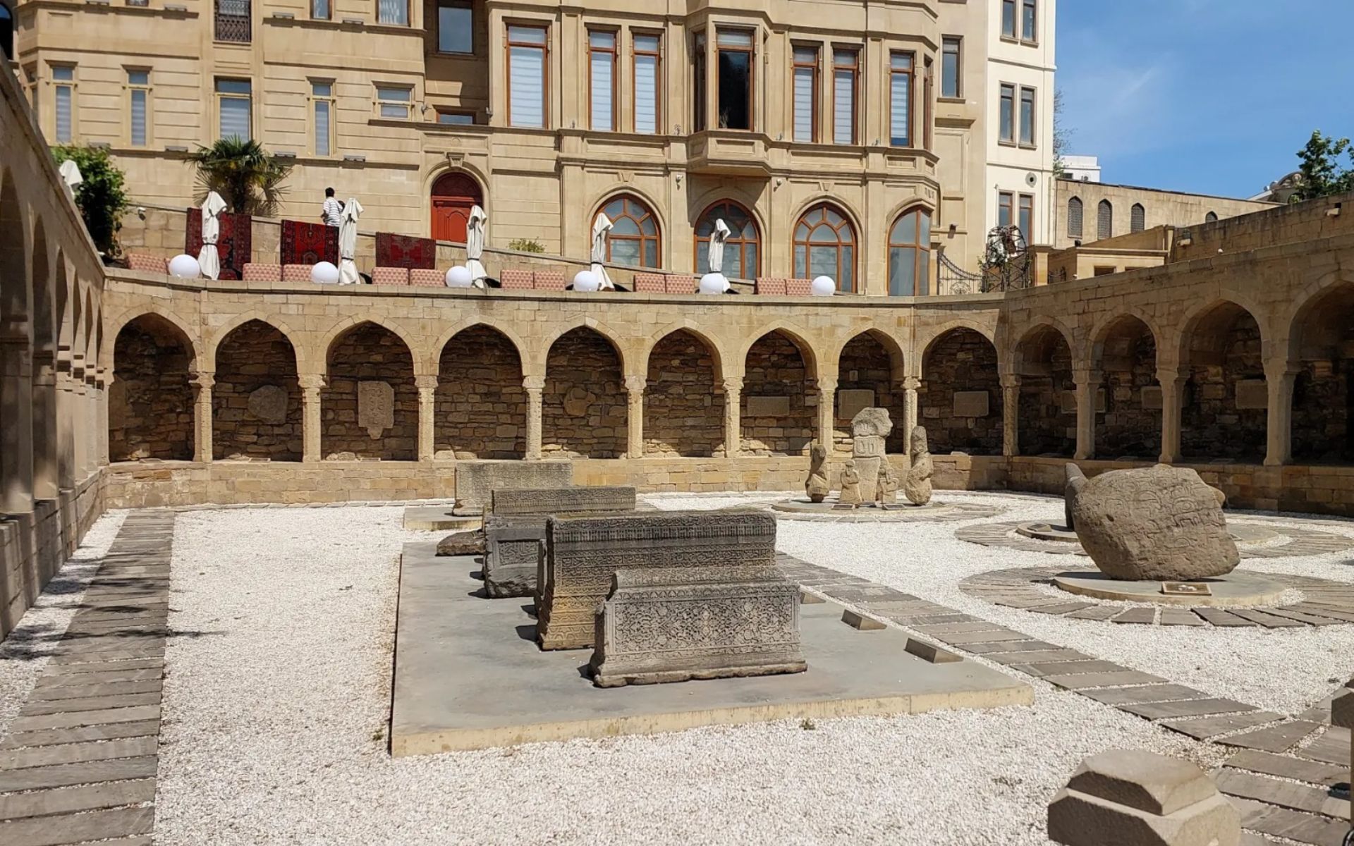 探索希爾萬沙宮的庭院，一睹中世紀伊斯蘭建築的輝煌