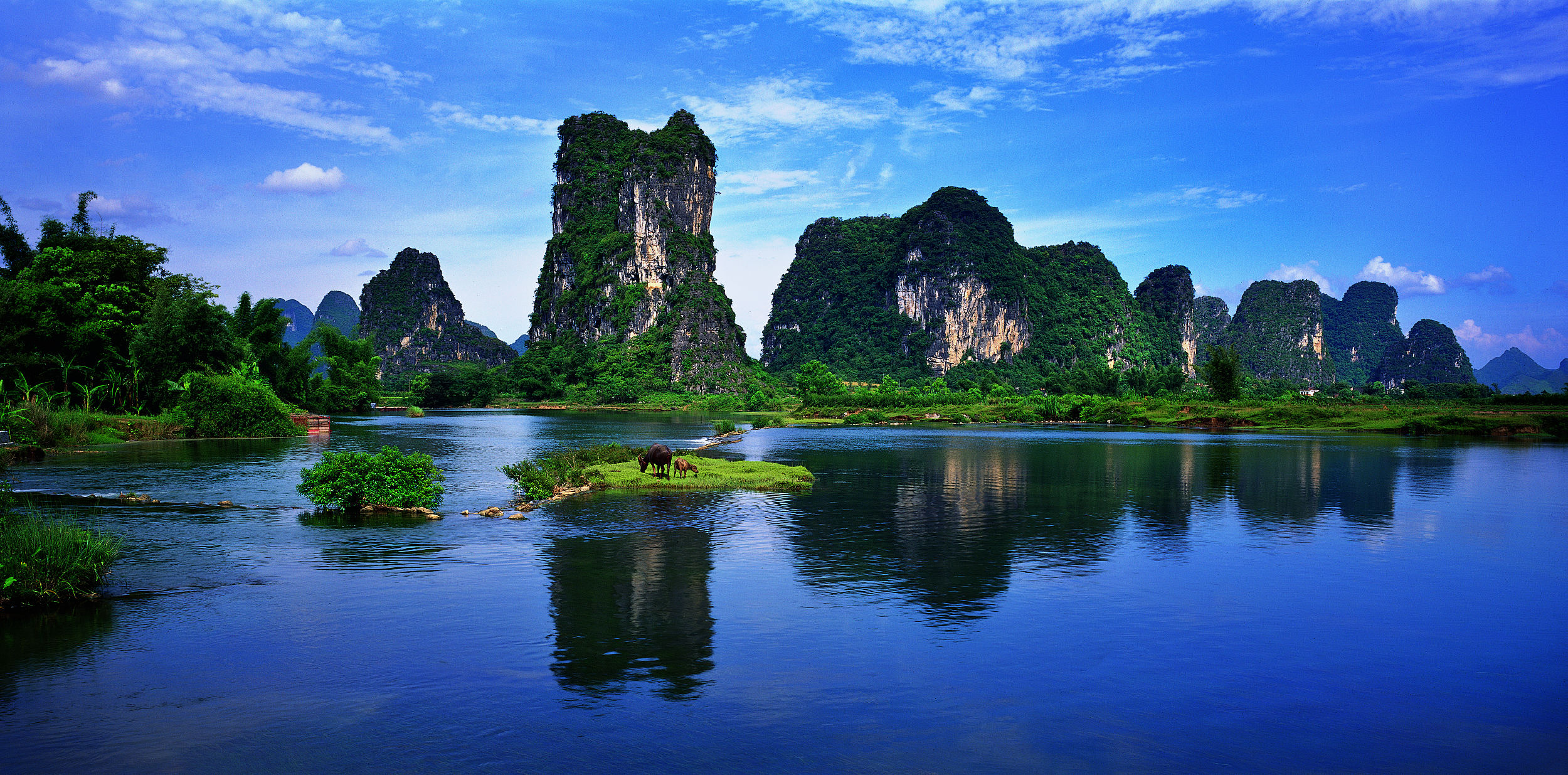 灕江煙雨朦朧,青峰倒影如墨染,一葉竹筏劃破鏡面,恰似一幅流動的山水長卷。 灕江煙雨朦朧,青峰倒影如墨染,一葉竹筏劃破鏡面,恰似一幅流動的山水長卷。
