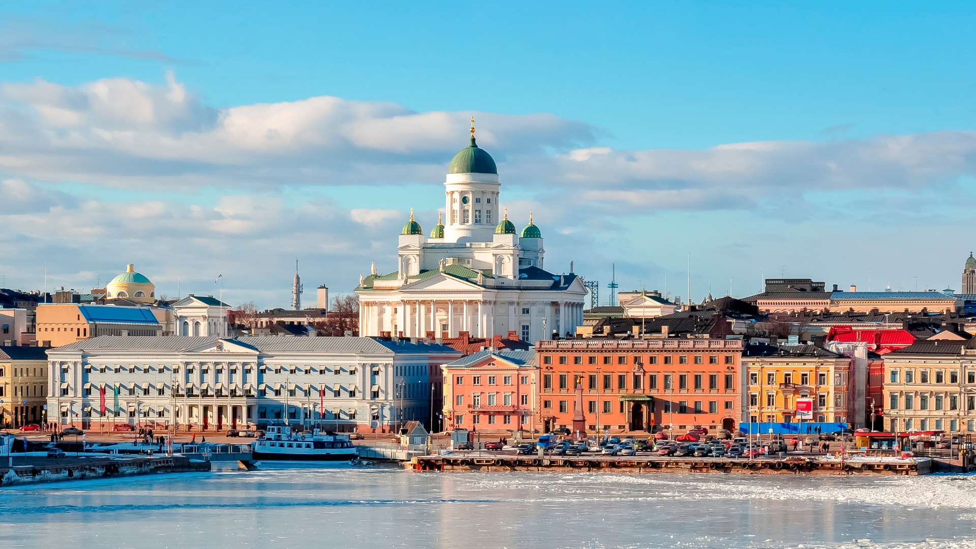 赫爾辛基是芬蘭充滿活力的首都,將現代設計與歷史魅力完美融合,在其迷人的海濱和標誌性建築中提供迷人的體驗。 赫爾辛基是芬蘭充滿活力的首都,將現代設計與歷史魅力完美融合,在其迷人的海濱和標誌性建築中提供迷人的體驗。