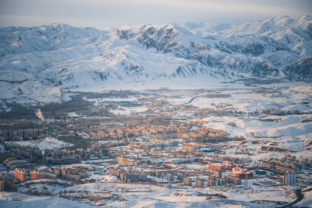 旅行第二天我正式開始行程，冬季的雪山森林與城市，排列在公路兩旁，這是與夏天完全不一樣的景色