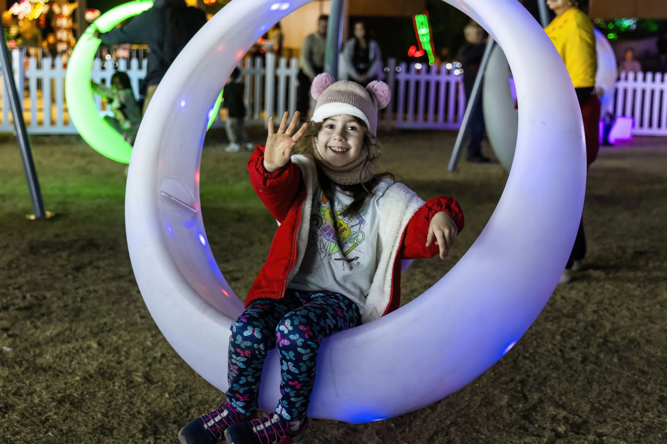 漫步於璀璨奪目的燈光隧道與閃爍的裝置藝術之間，讓動物園在夜幕低垂後煥發全新生命力。
