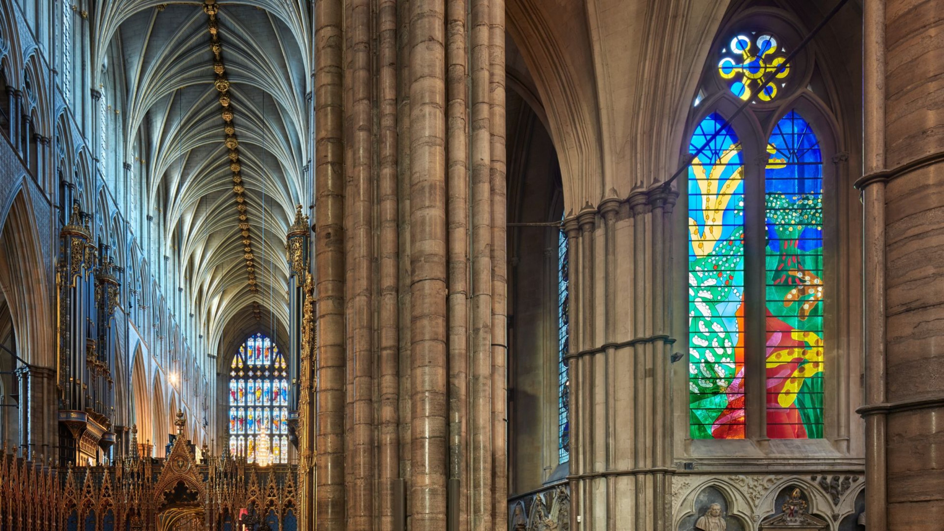 Marvel at Westminster Abbey’s soaring arches and vibrant stained glass, a masterpiece of timeless beauty
