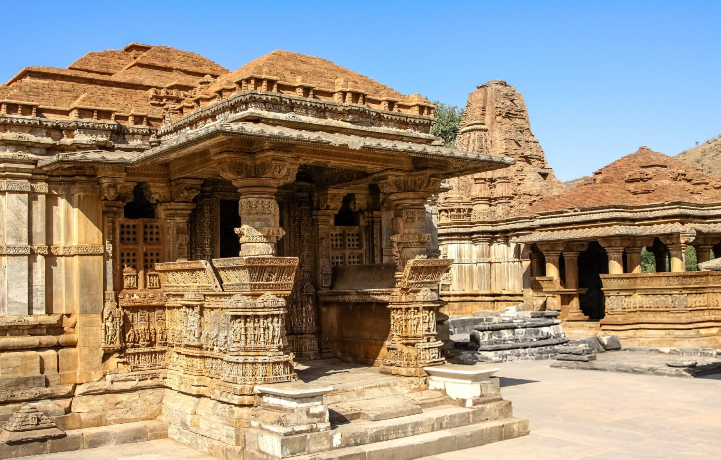 Udaipur Royal Heritage & Eklingji Temple: Full-Day Guided Tour