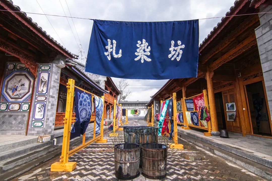 Arrive at [Zhoucheng Village] at 13:30, and try [Ancient Tie-Dyeing] in the century-old courtyard. Grandma will teach you how to tie white cloth into butterflies and Cangshan patterns, and immerse it in the indigo dye vat fermented by Isatis root to exper