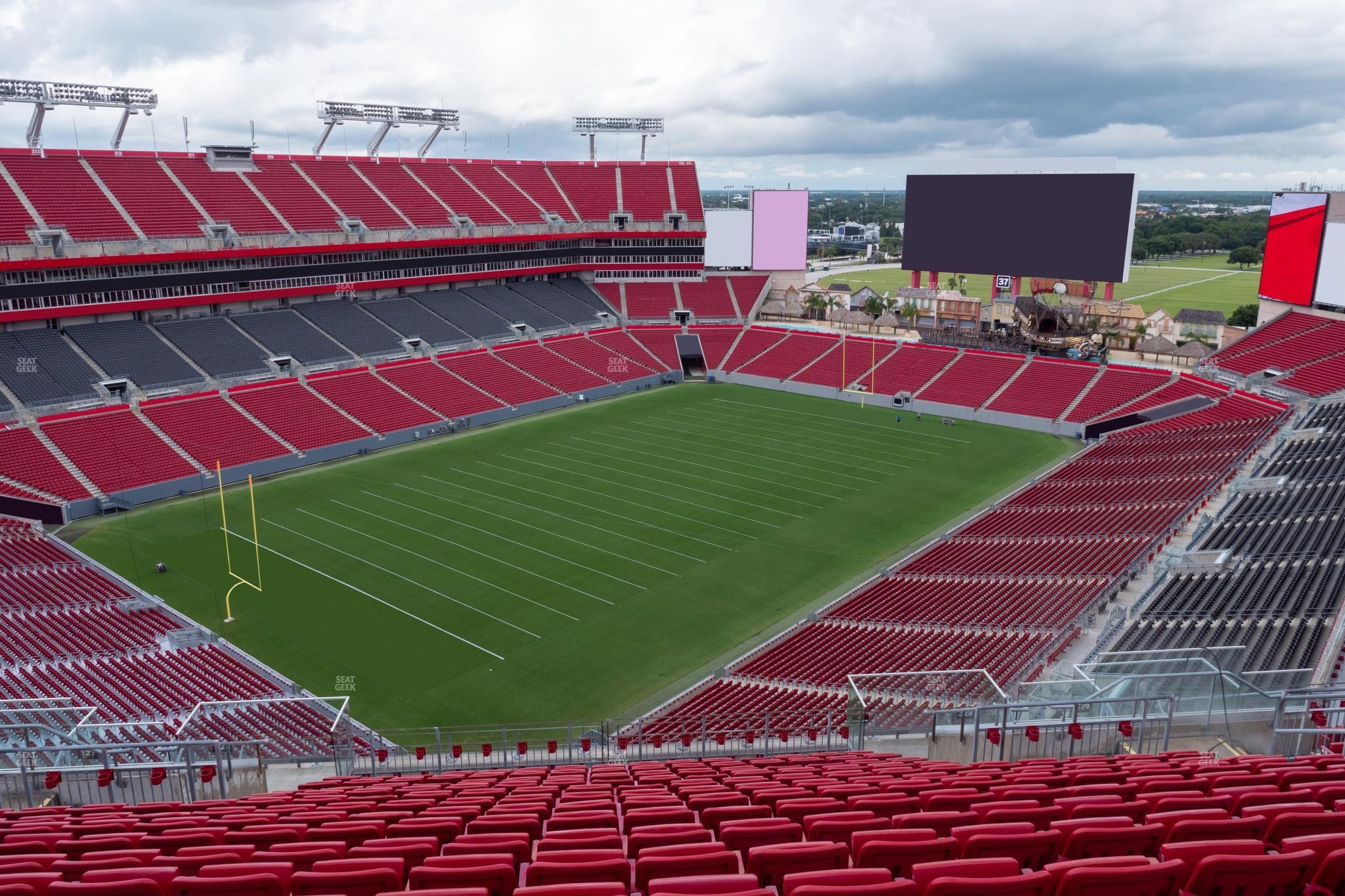 坦帕灣海盜隊（Tampa Bay Buccaneers）在雷蒙德·詹姆斯體育場（Raymond James Stadium）的橄欖球比賽
