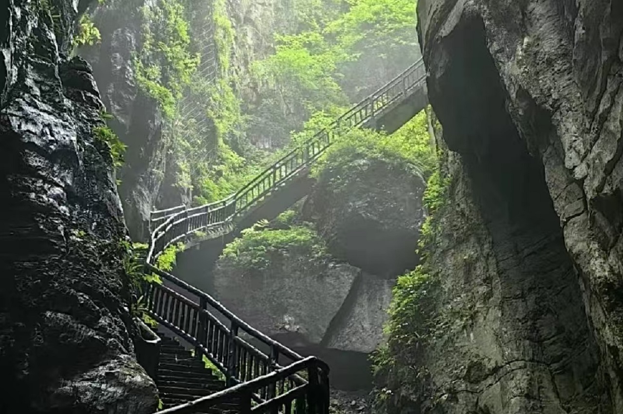 重慶武陵山大裂谷+816工程+烏江赤壁觀景臺獨立小團一日遊（中國第一動感峽谷，世界第一大人工洞體，烏江仿古長廊）