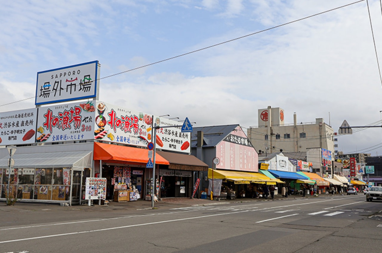 市場提供來自北海道各地的新鮮海產、蔬菜、水果等各式各樣的商品。