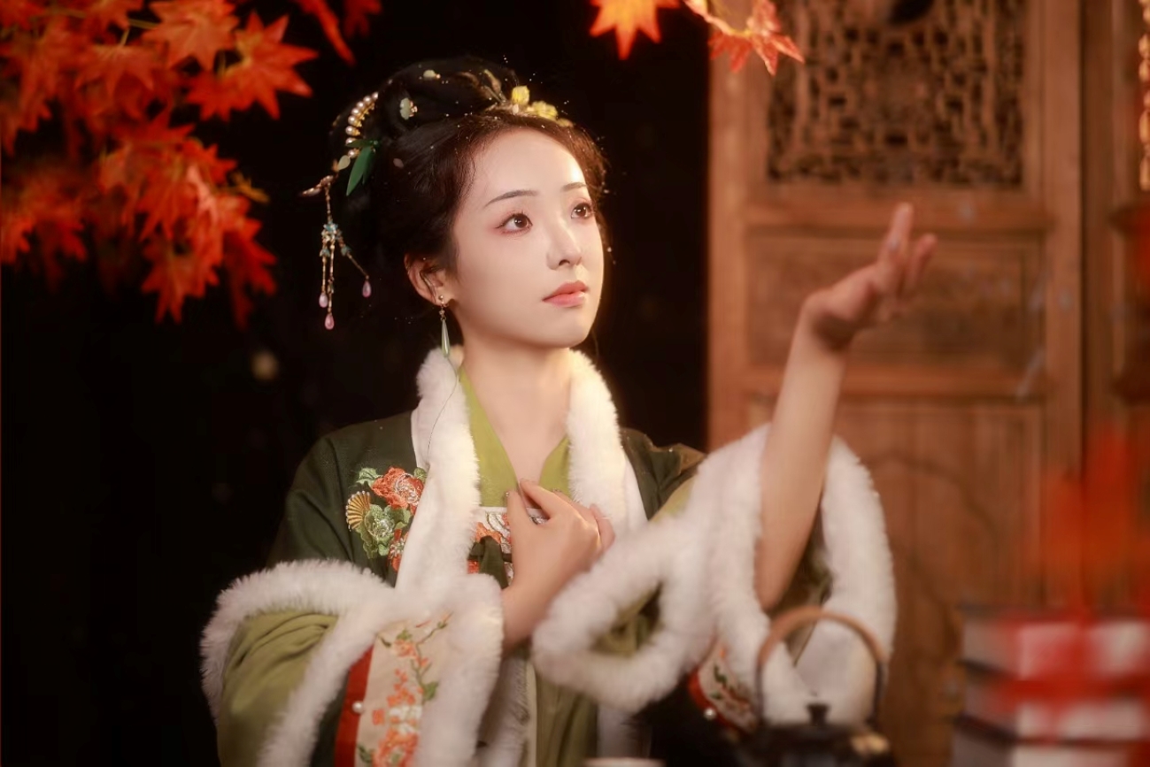 面料質感上乘,摸起來有明顯的垂墜感,穿著舒適又盡顯高級。許多漢服的刺繡都是純手工製作,針腳細密,圖案栩栩如生,每一個細節都經得起推敲,讓人彷彿置身於古代的錦繡繁華之中 面料質感上乘,摸起來有明顯的垂墜感,穿著舒適又盡顯高級。許多漢服的刺繡都是純手工製作,針腳細密,圖案栩栩如生,每一個細節都經得起推敲,讓人彷彿置身於古代的錦繡繁華之中