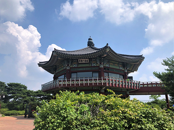 北岳八角亭 (Bugak Palgakjeong)，又名北岳亭，讓您沉浸在首爾令人驚豔的全景之中。這座寧靜的亭子坐落在北岳山的山坡上，提供遠離下方喧囂城市的寧靜休憩之所。