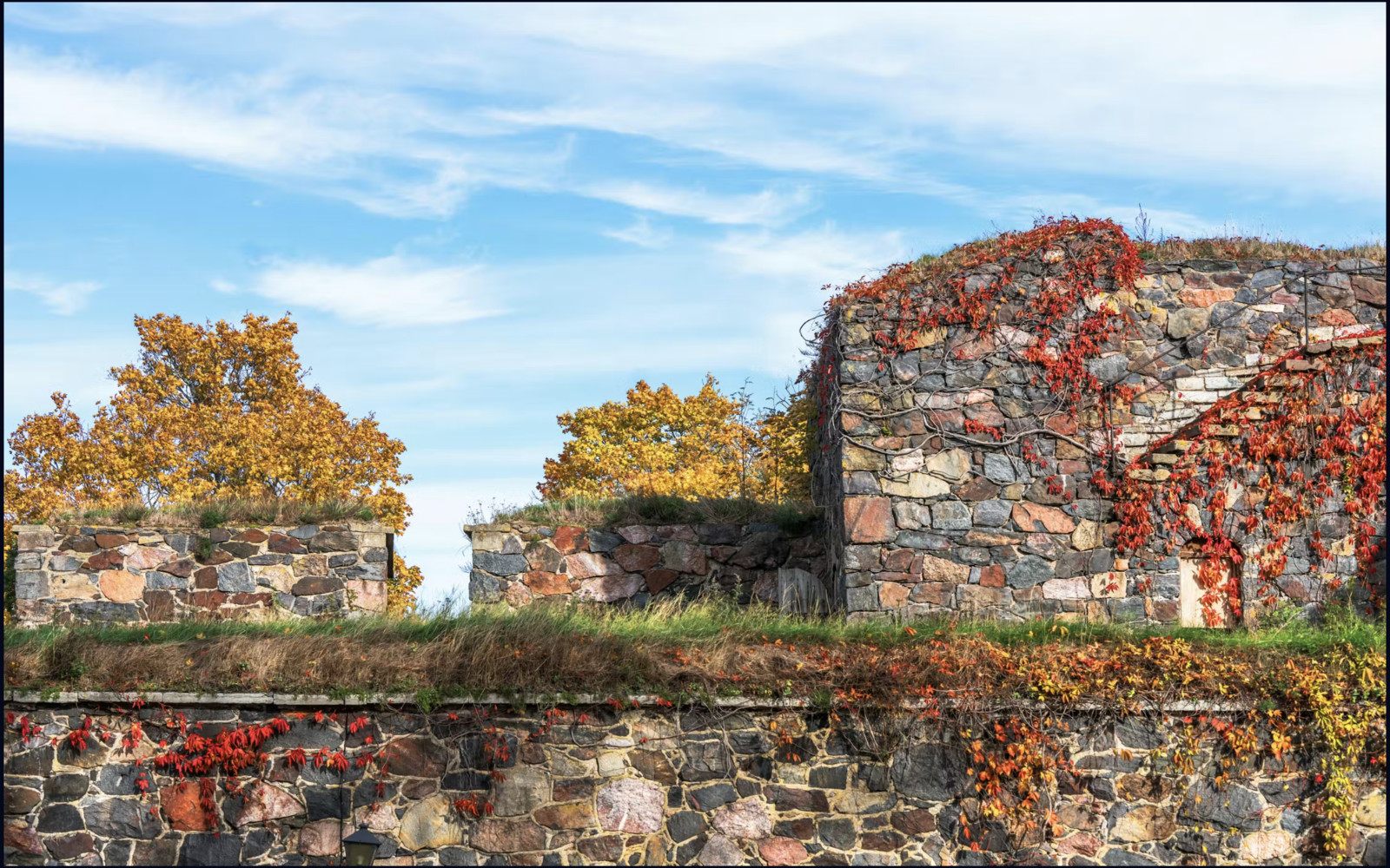 探索聯合國教科文組織列為世界遺產的芬蘭堡,欣賞其歷史遺跡與石砌建築。 探索聯合國教科文組織列為世界遺產的芬蘭堡,欣賞其歷史遺跡與石砌建築。