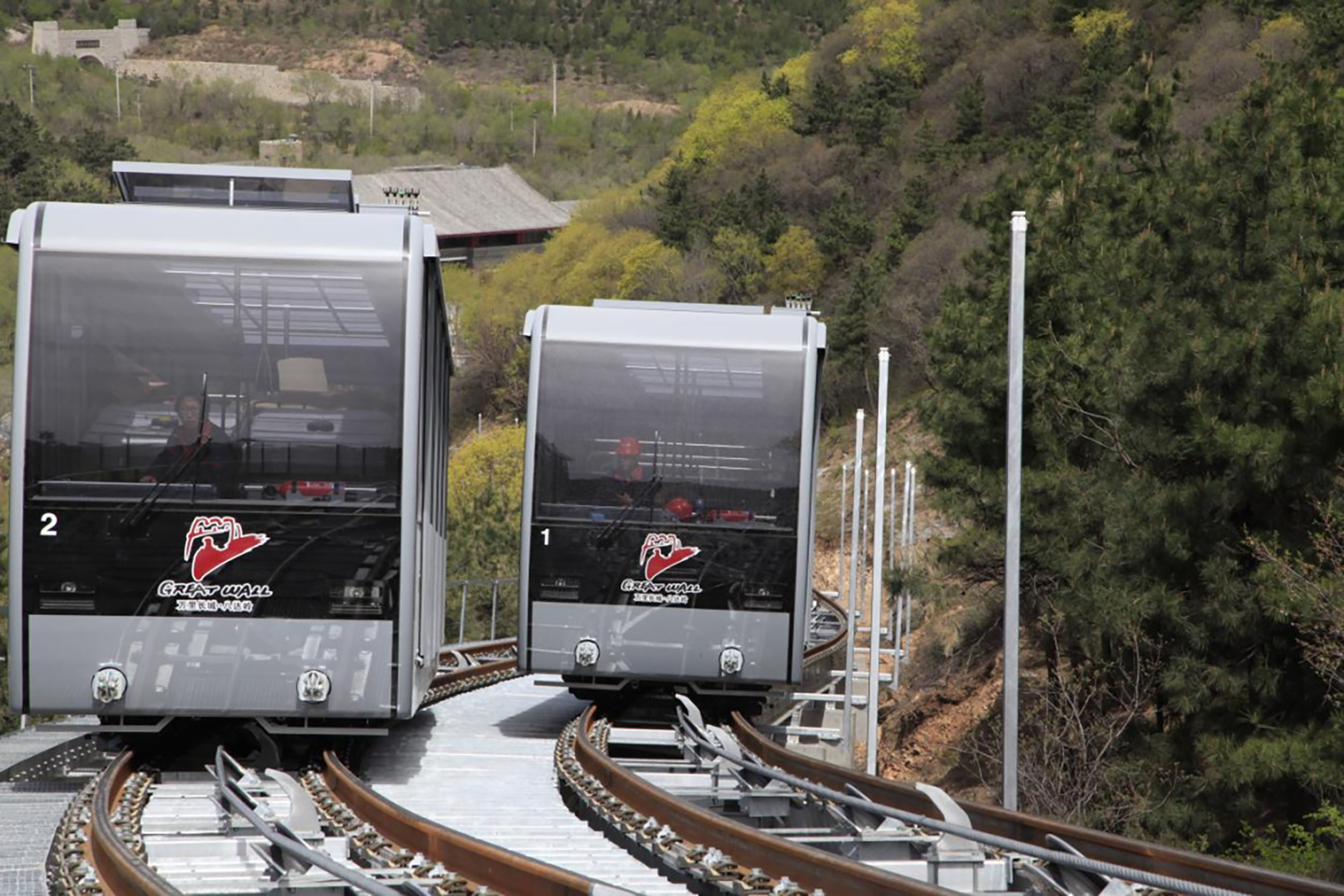 八達嶺南線地纜的車廂採用全景式天窗，觀光效果顯著，最高運行速度為每秒 8 米，是華北地區唯一的一條地面纜車線路，能為遊客提供全新的觀光遊覽體驗。如需地纜，導遊可代買，雙程票均為 140 元 / 人，1.2 米以下兒童免費，自願自理。