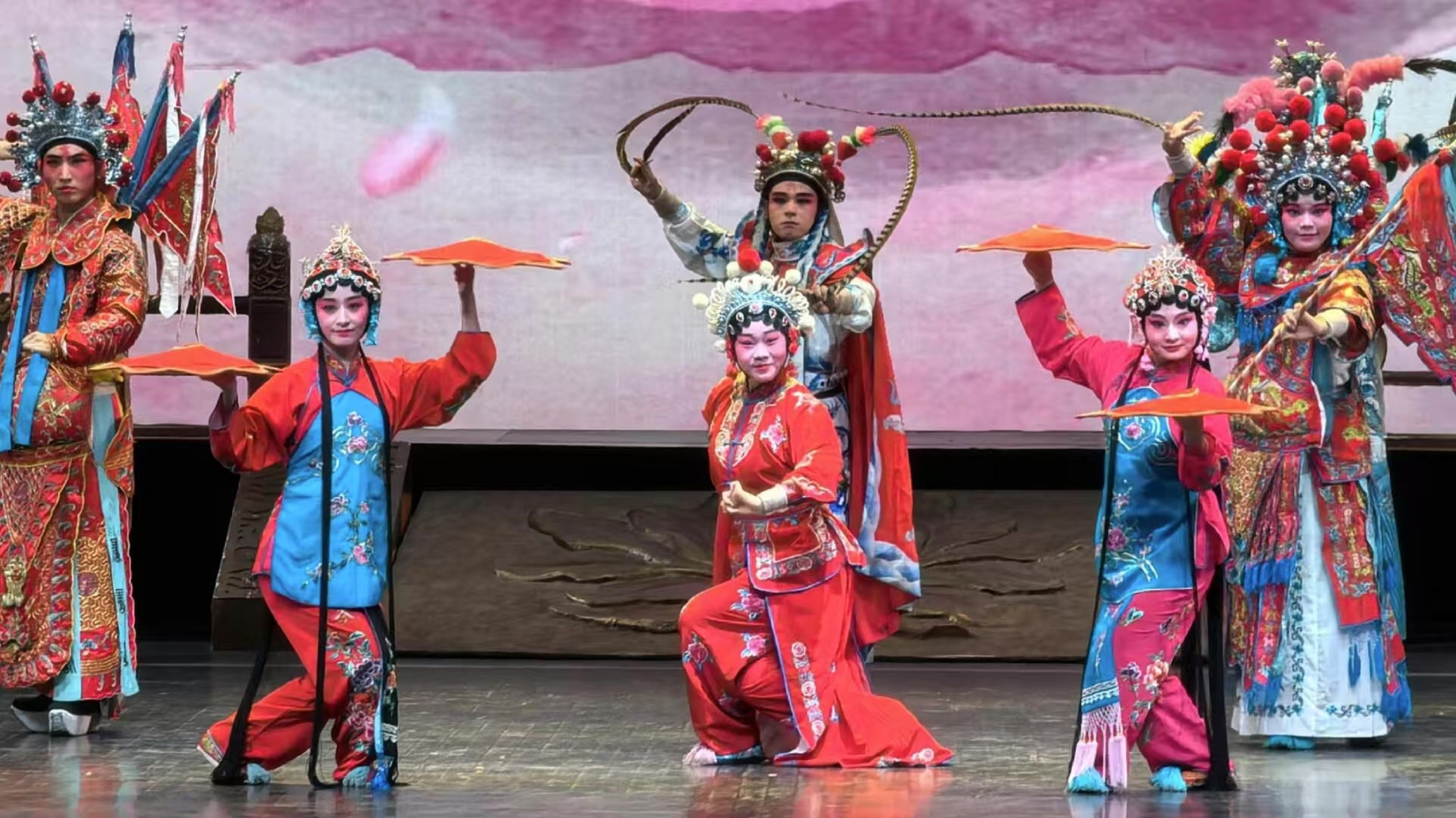 戲曲技巧展示包含了眾多豐富多樣的表演技藝，如變臉、噴火、甩袖、踢槍等