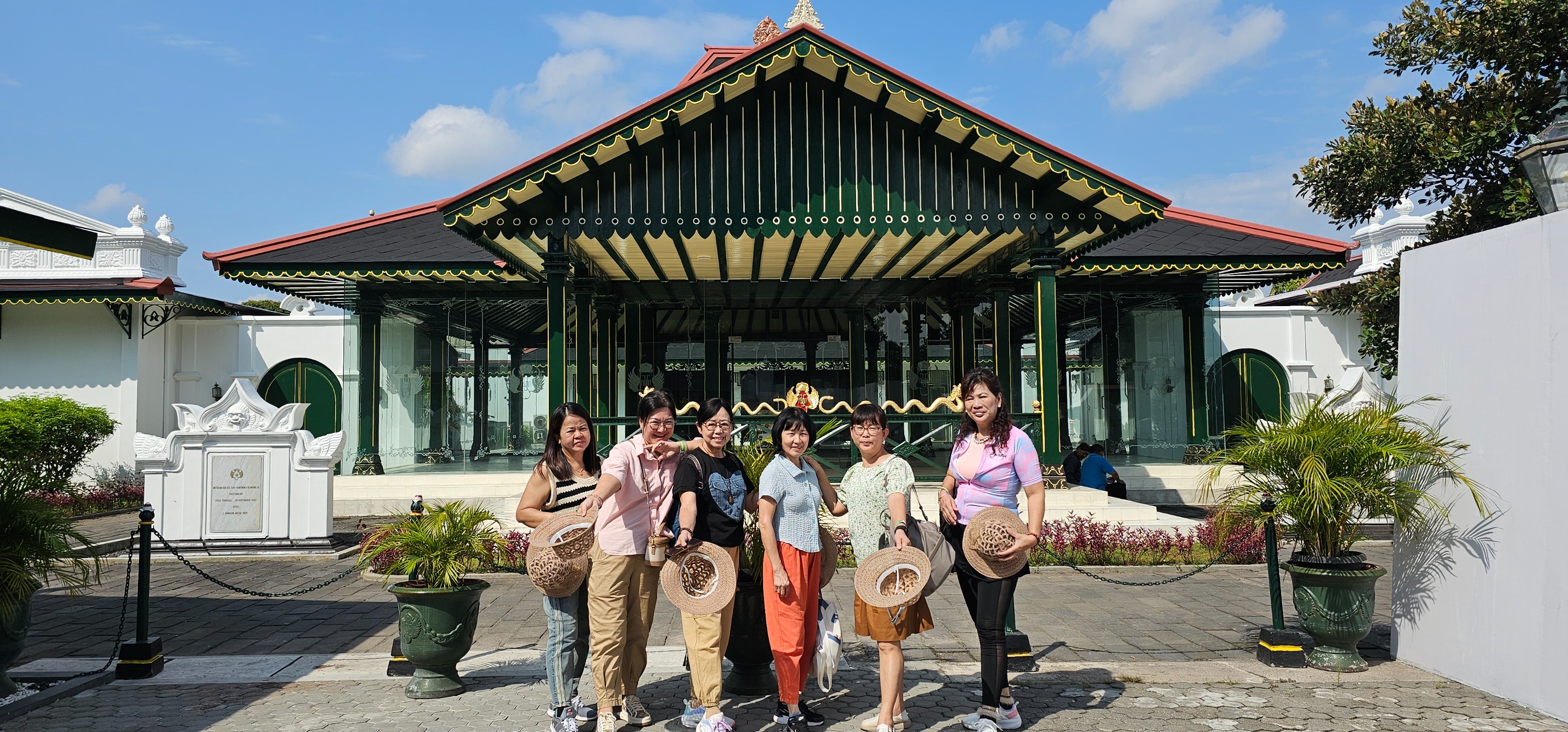 Obelix海景藝術表演與Kraton和Tamansari 城市之旅