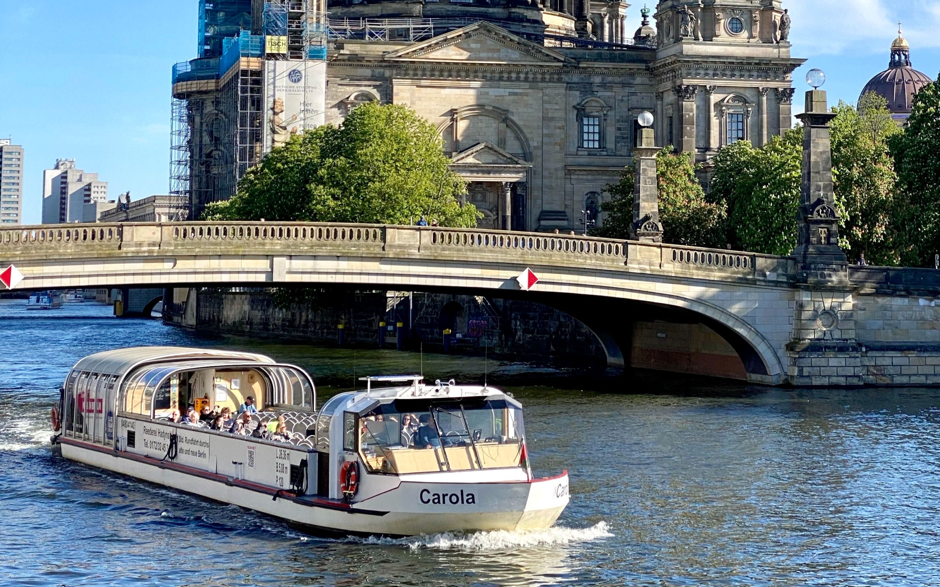 避開擁擠人潮，在最佳觀賞位置，將柏林大教堂一覽無遺，盡享令人屏息的壯麗景色。