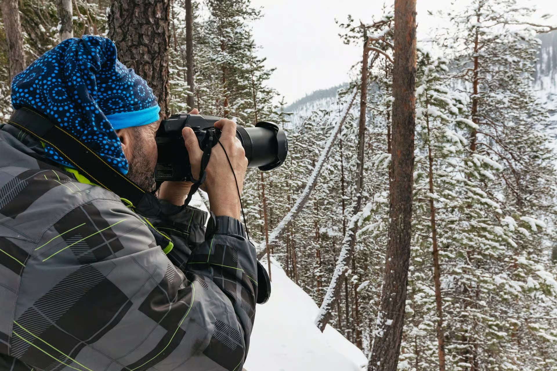 探索芬蘭拉普蘭冬季仙境中，科羅烏瑪峽谷的壯麗懸崖和令人驚嘆的冰凍瀑布。