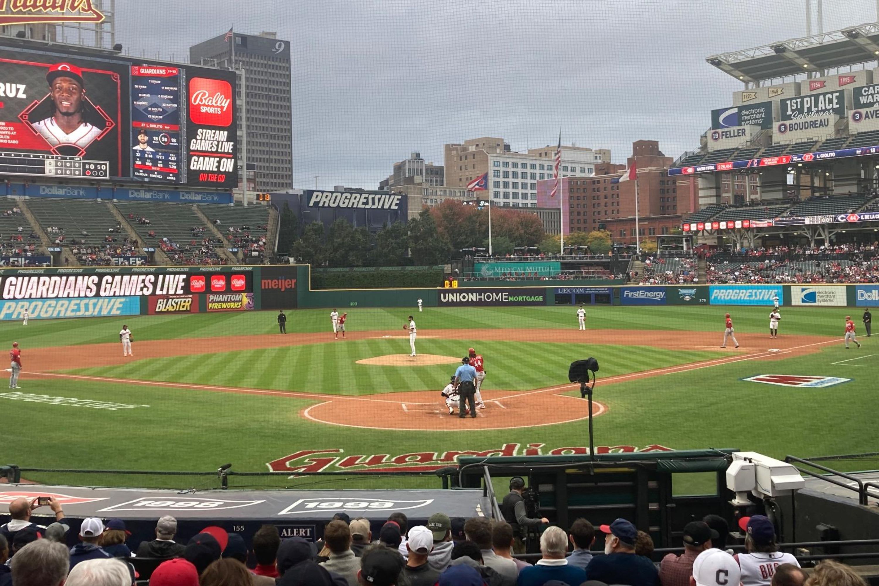 近距離觀看本壘板附近低層看台上的每個投球和精彩好球