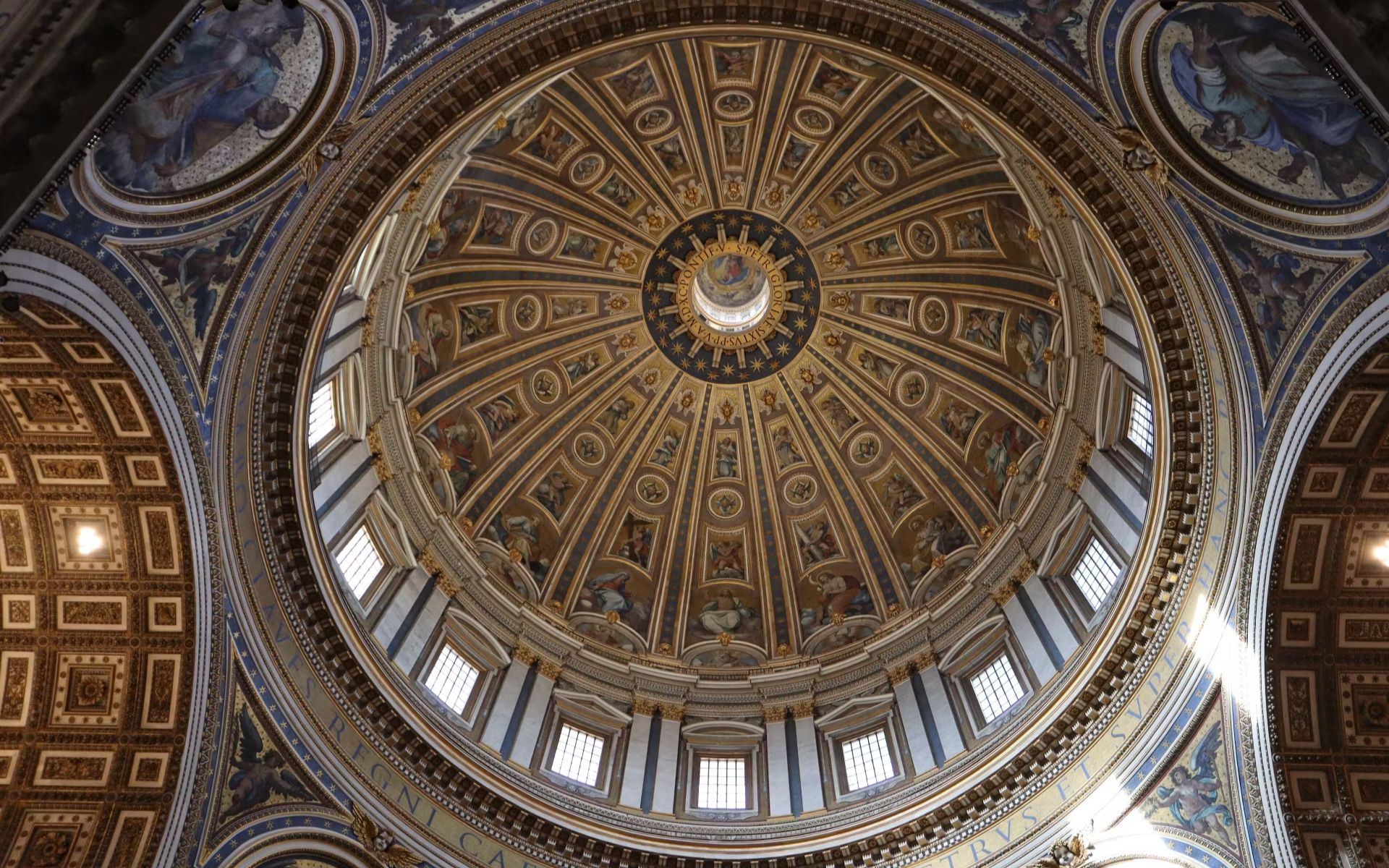 親眼欣賞聖彼得大教堂的金色圓頂,這座文藝復興時期的建築傑作。 親眼欣賞聖彼得大教堂的金色圓頂,這座文藝復興時期的建築傑作。