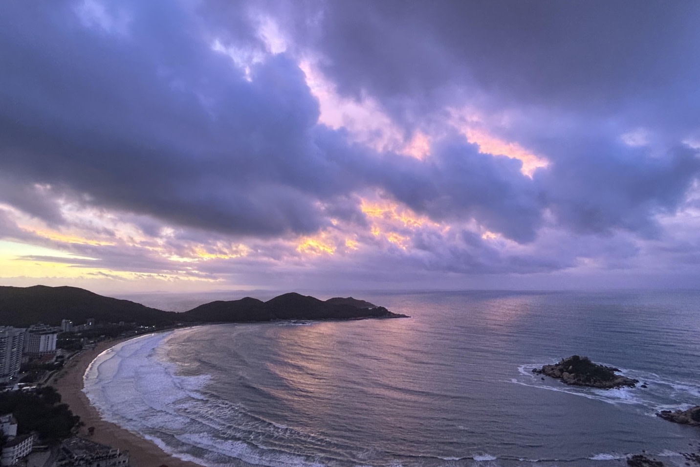 青澳灣呈半月形,沙灘長達 2.4 公里,沙質潔白細膩,海水澄澈透明 青澳灣呈半月形,沙灘長達 2.4 公里,沙質潔白細膩,海水澄澈透明