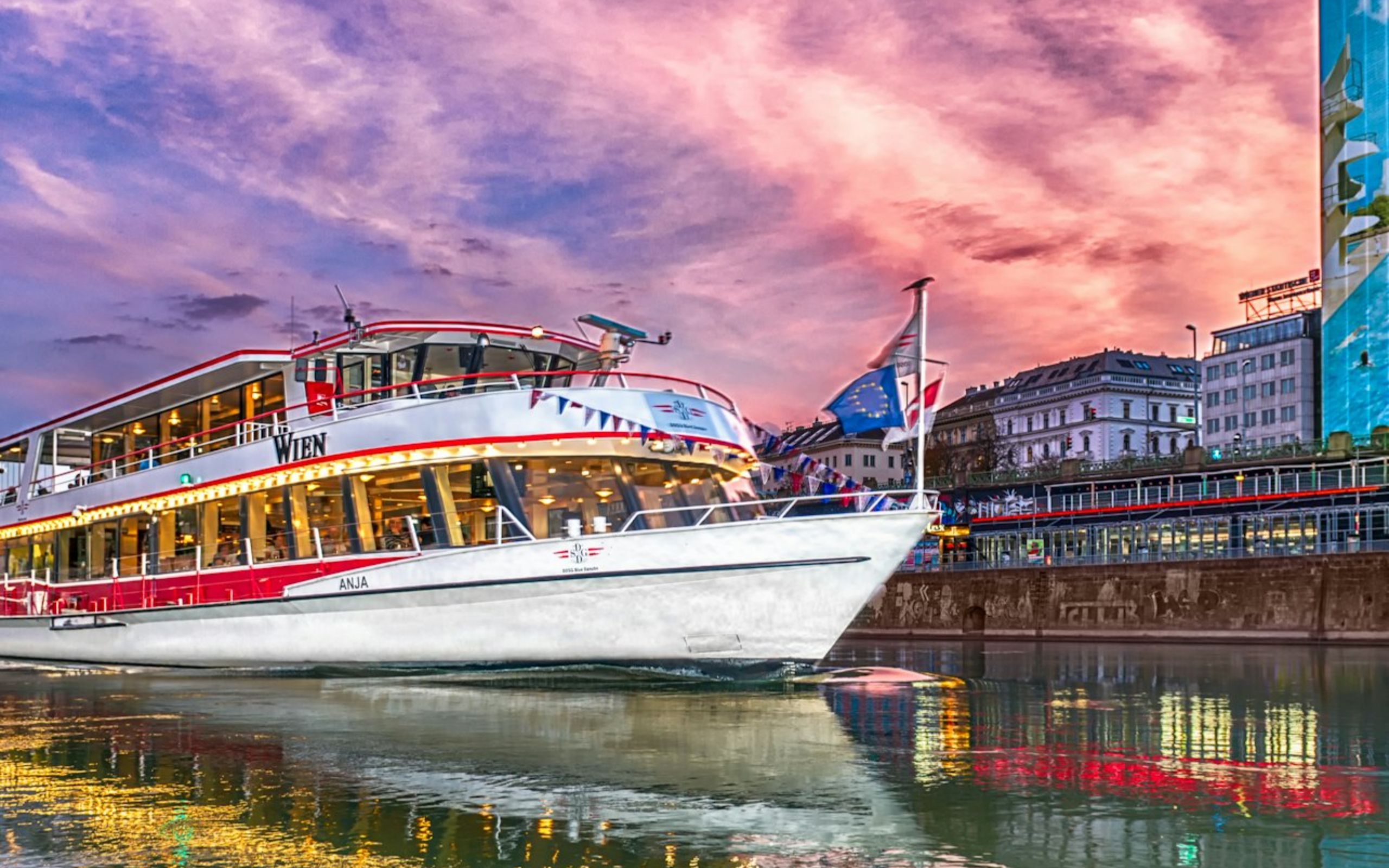 搭乘觀光遊船，在多瑙河運河上欣賞城市燈光璀璨的夜景，享受愜意時光。
