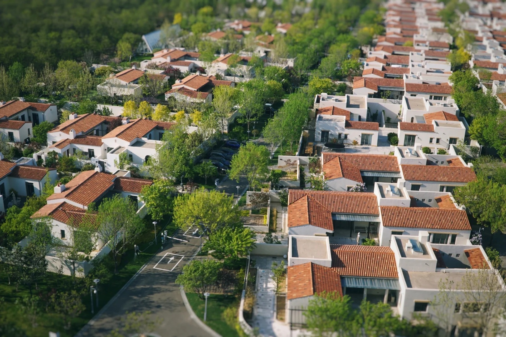 紅瓦尖頂鱗次櫛比,羅馬柱廊與雕花陽臺錯落交織,穹頂塔樓勾勒童話天際,浮雕與拱窗綴滿立面,演繹古典與浪漫的視覺交響 紅瓦尖頂鱗次櫛比,羅馬柱廊與雕花陽臺錯落交織,穹頂塔樓勾勒童話天際,浮雕與拱窗綴滿立面,演繹古典與浪漫的視覺交響