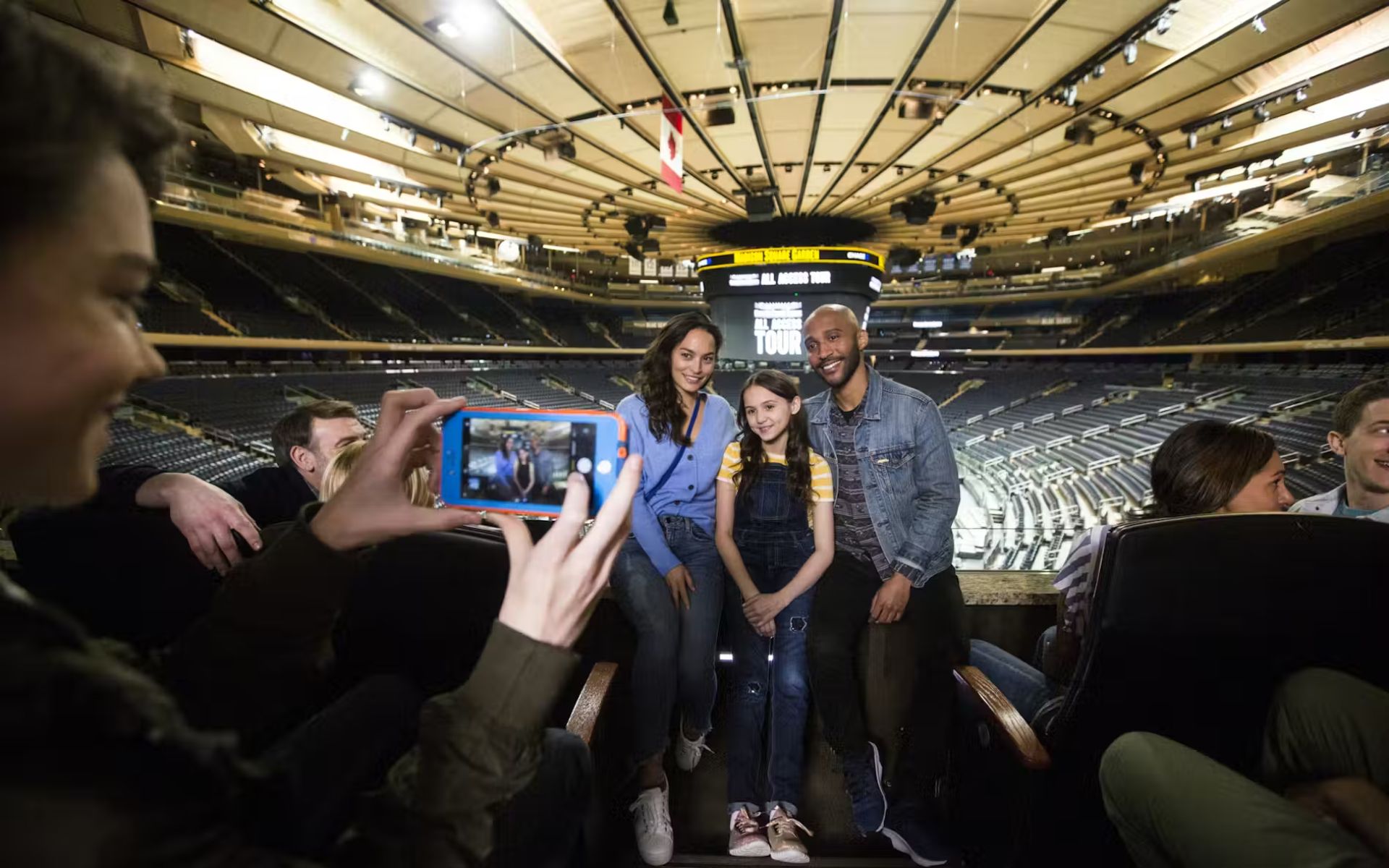 探索傳奇場地,例如 Chase Bridge 上的私人媒體區 探索傳奇場地,例如 Chase Bridge 上的私人媒體區