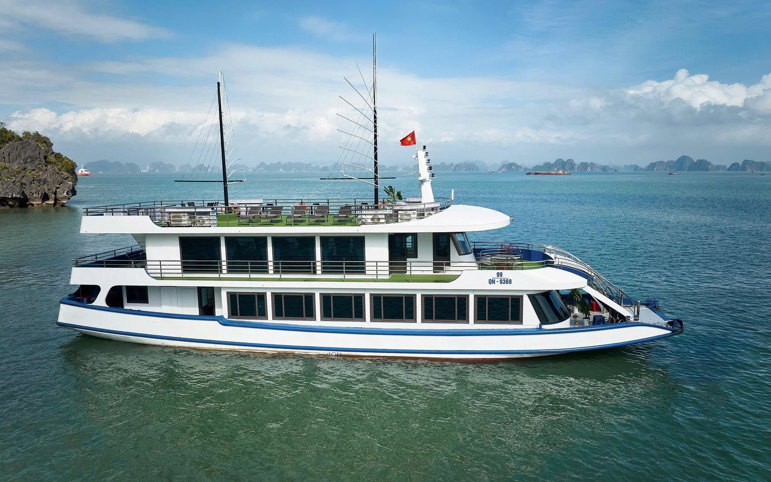 Jewels of the Bay Day Cruise: Ha Long Bay with Sung Sot & Ti Top
