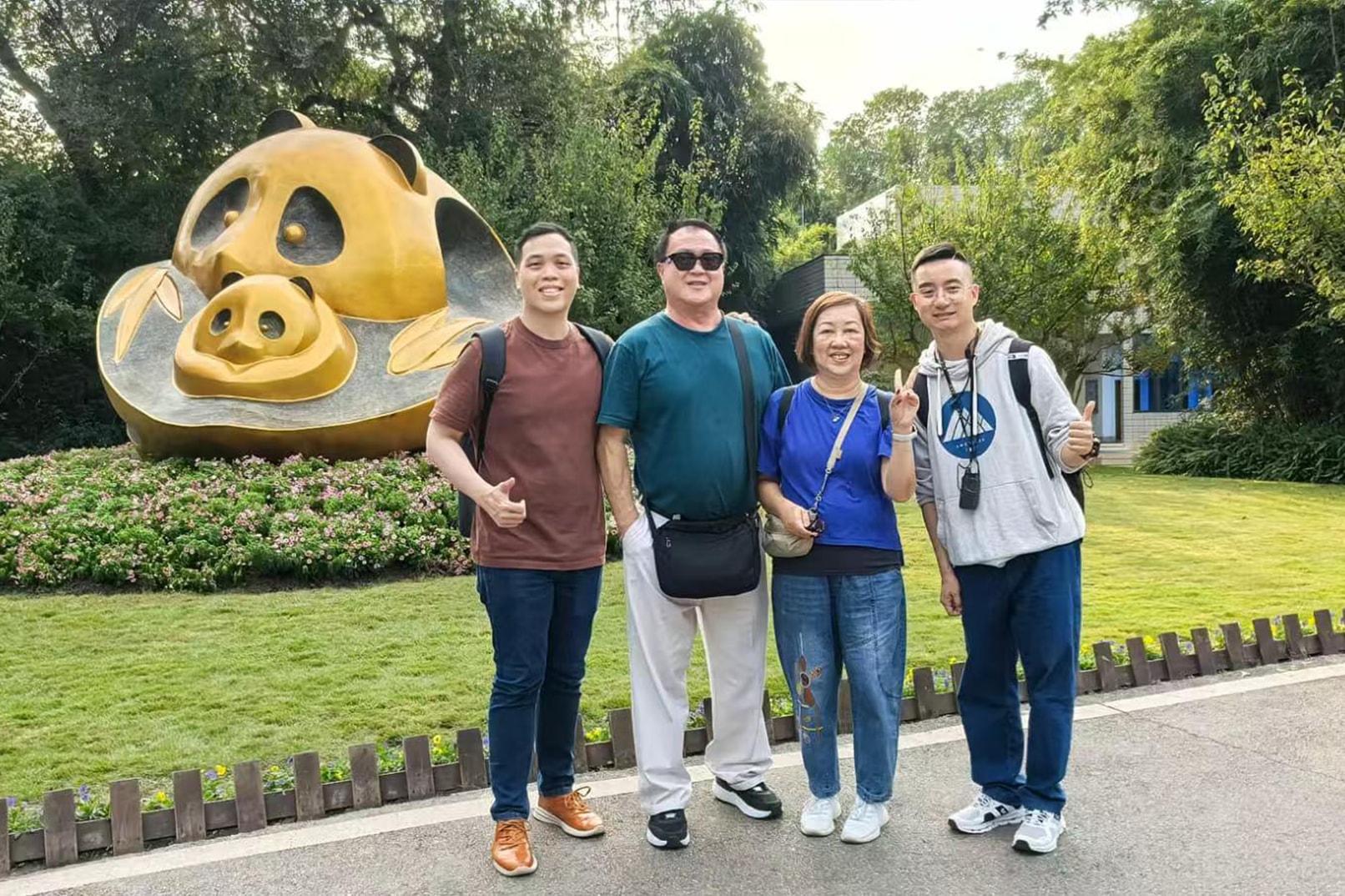 Chengdu Panda Base professional tour guide explanation experience