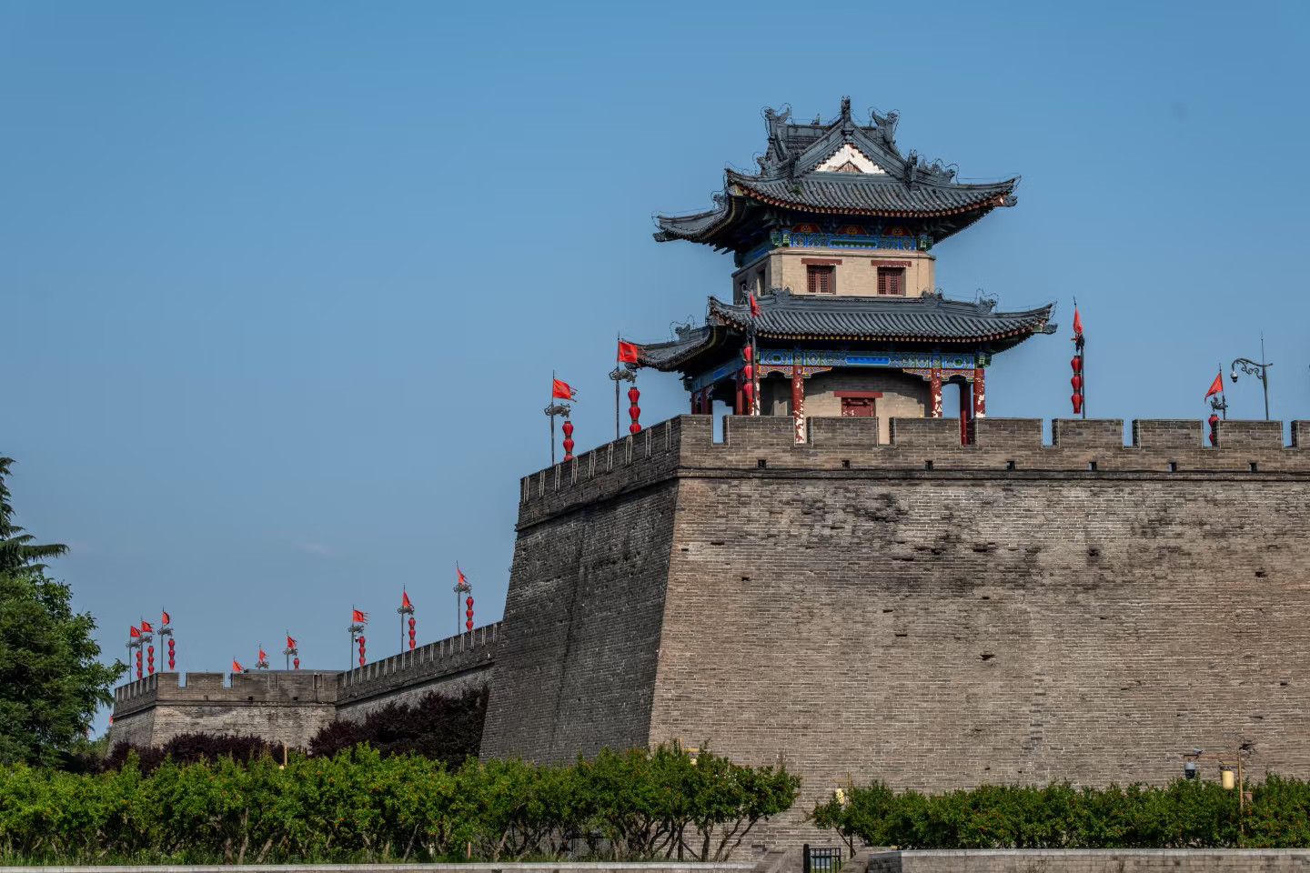 西安明城牆：國內保存最完整的古代城垣，青磚城樓旌旗林立，角樓飛簷精巧，完整留存明代長安城防禦建築風貌