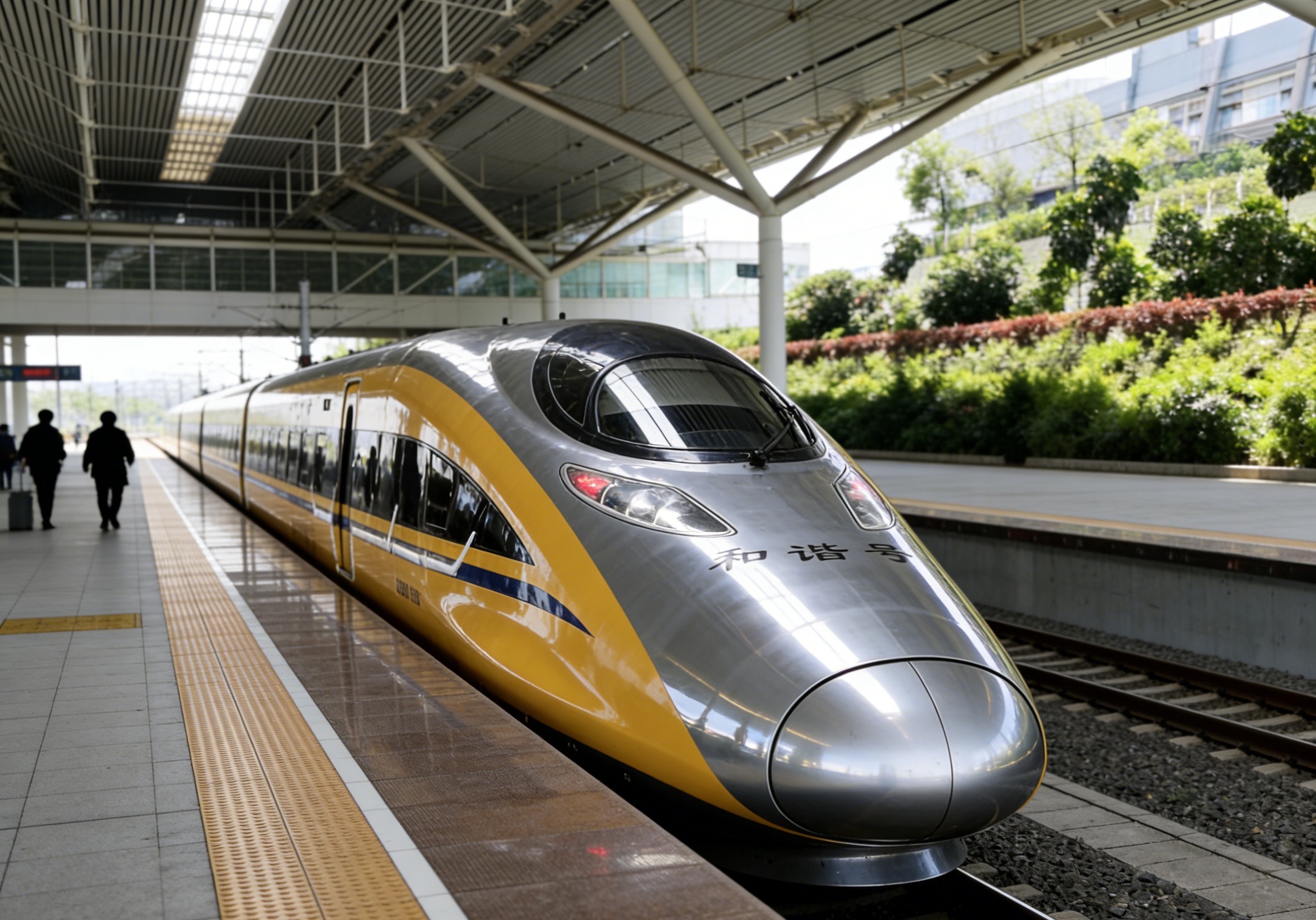 第一天: 清晨上海的司機師傅會提前來到您下榻飯店的大廳。協助您搬運行李，隨後穩穩駕車送您前往上海高鐵站。踏上高鐵後，您可以在寬敞舒適的車廂內放鬆身心，愜意地稍作休憩，為即將開啟的北京文化之旅養精蓄銳。大約 4 到 5 個小時的車程，您便能抵達北京。​
當您抵達北京高鐵站，專屬導遊與司機早已在出站口翹首以盼。導遊會滿臉笑容，用熱情洋溢的話語迎接您的到來，並在車上為您簡要介紹北京的悠久歷史。隨後，大家一同前往極具北京特色的餐廳，享用一頓豐盛至極的午餐。在這裡，您將有機會品嚐到地道的京味美食.