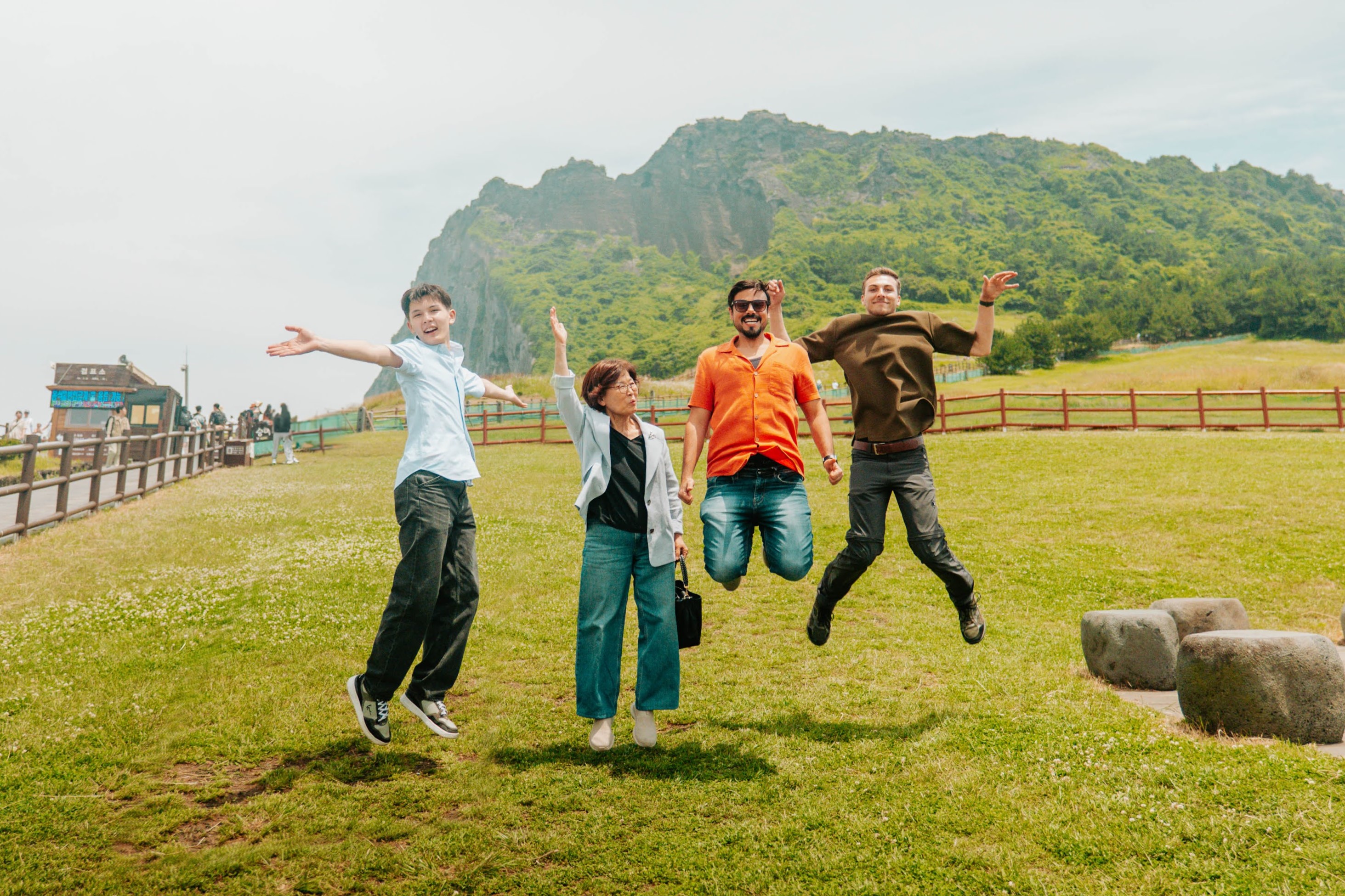 。登上城山日出峰峰頂既是一項有益的成就,也是一次難忘的經歷,可欣賞到令人驚歎的全景。(徒步路線1.2公里,60分鐘) 。登上城山日出峰峰頂既是一項有益的成就,也是一次難忘的經歷,可欣賞到令人驚歎的全景。(徒步路線1.2公里,60分鐘)