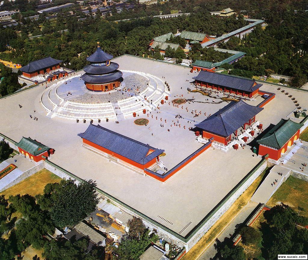Finally, we came to the Hall of Prayer for Good Harvests. This three-tiered circular hall is famous for its unique shape and exquisite decoration. The 28 golden nanmu pillars in the hall symbolize the universe and the cycle of the four seasons. It is magn