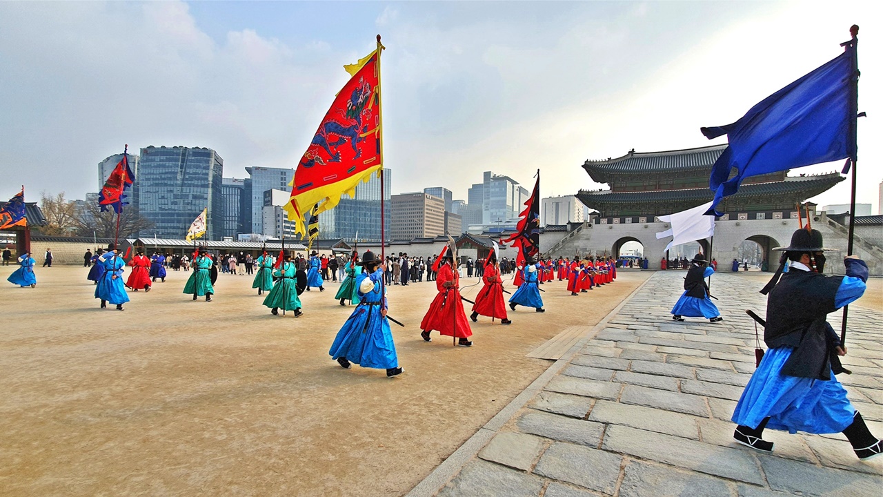 ソウル市内 1日観光ツアー景福宮・守門将交代式・北村・仁寺洞・益善洞・広蔵市場・恩平韓屋村・敦義門博物館村 (日本語ガイド付き)