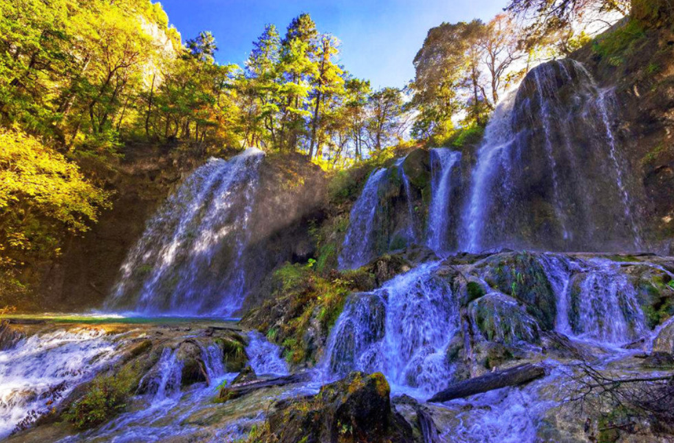 熊貓海瀑布：海拔2574m。高65m、寬75m，又名高瀑布。從熊貓海北側的棧橋走到盡頭，沿著一段向下的陡峭棧梯緩步而下，可見右側有一道飛流自棧橋下，熊貓海口飛撲而出，直落深谷。這道飛流又被懸崖下凸出的巖壁和巨石截成數段，數節疊瀑一氣呵成。