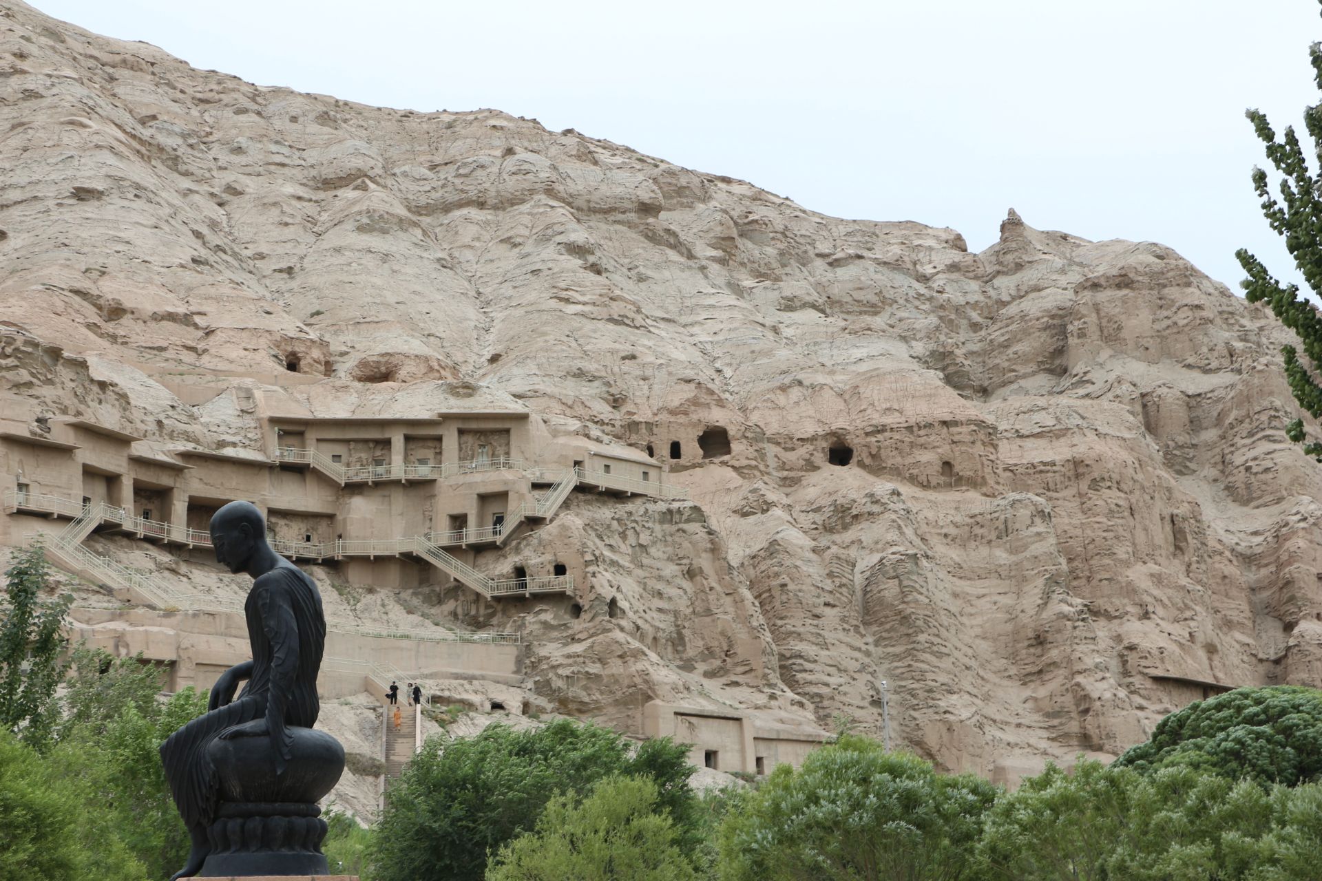 西千佛洞：洞窟所在的河谷綠洲環境清幽，與周邊荒漠對比鮮明。作為敦煌石窟群的重要組成部分，它是絲綢之路上佛教藝術傳播的重要見證。