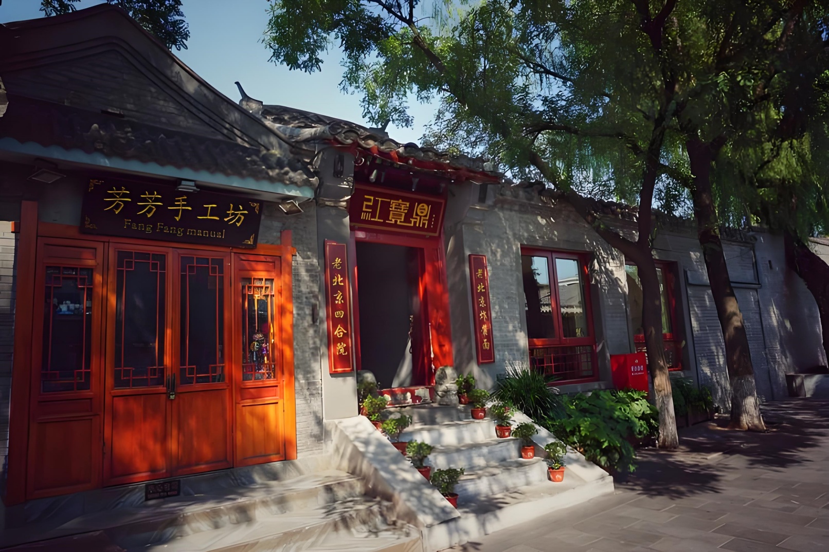 There are many Beijing-style delicacies and celebrity residences around Shichahai.
