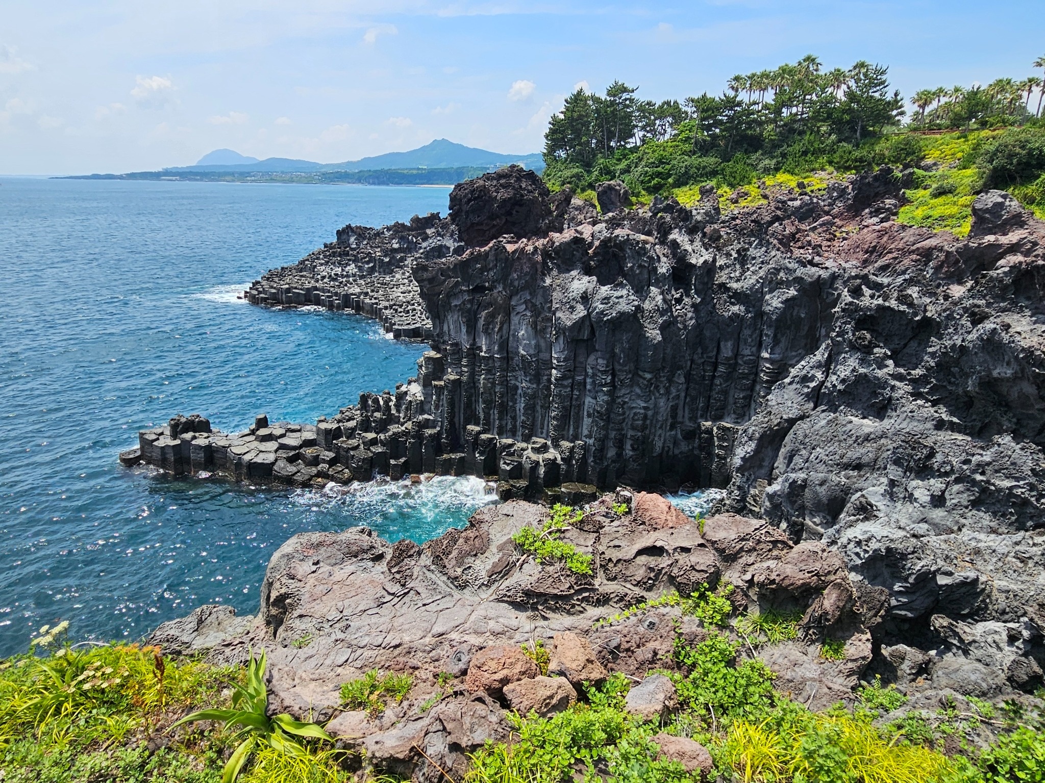 柱狀節理帶擁有令人驚嘆的六角形玄武岩柱，由古老的火山熔岩流經年累月形成。作為濟州聯合國教科文組織世界地質公園的一部分，這裡呈現出大自然鬼斧神工的壯麗海岸風光。
