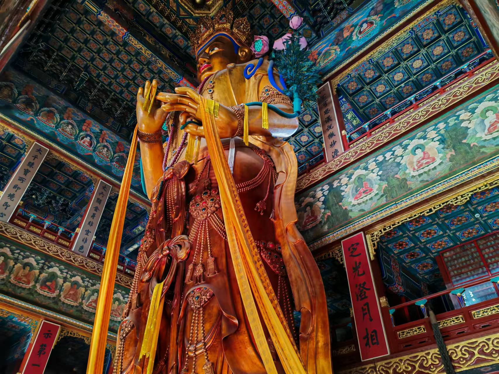 午飯過後, 我們前往雍和宮，這座藏傳佛教寺院建築風格獨特，融合了漢、藏文化的精髓。踏入昭泰門，彷彿踏入了一片神秘的佛教聖地，香火旺盛，梵音嫋嫋。依次參觀天王殿，殿內供奉著彌勒佛和四大天王，笑容可掬的彌勒佛讓人心情愉悅，威風凜凜的四大天王則守護著這片淨土。法輪殿是喇嘛們誦經的地方，殿內的大型轉經筒承載著信徒們的美好祈願。最後來到萬福閣，閣內供奉著高達 26 米的彌勒佛立像，由整根白檀木雕刻而成，氣勢恢宏，令人震撼。在導遊的講解下，深入瞭解藏傳佛教文化，還可在這裡祈福許願，感受心靈的寧靜。