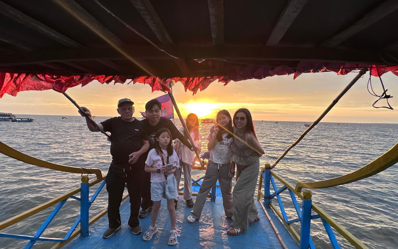 (Free eSIM) Floating Village with Sunset Boat  at Kompong Pluk