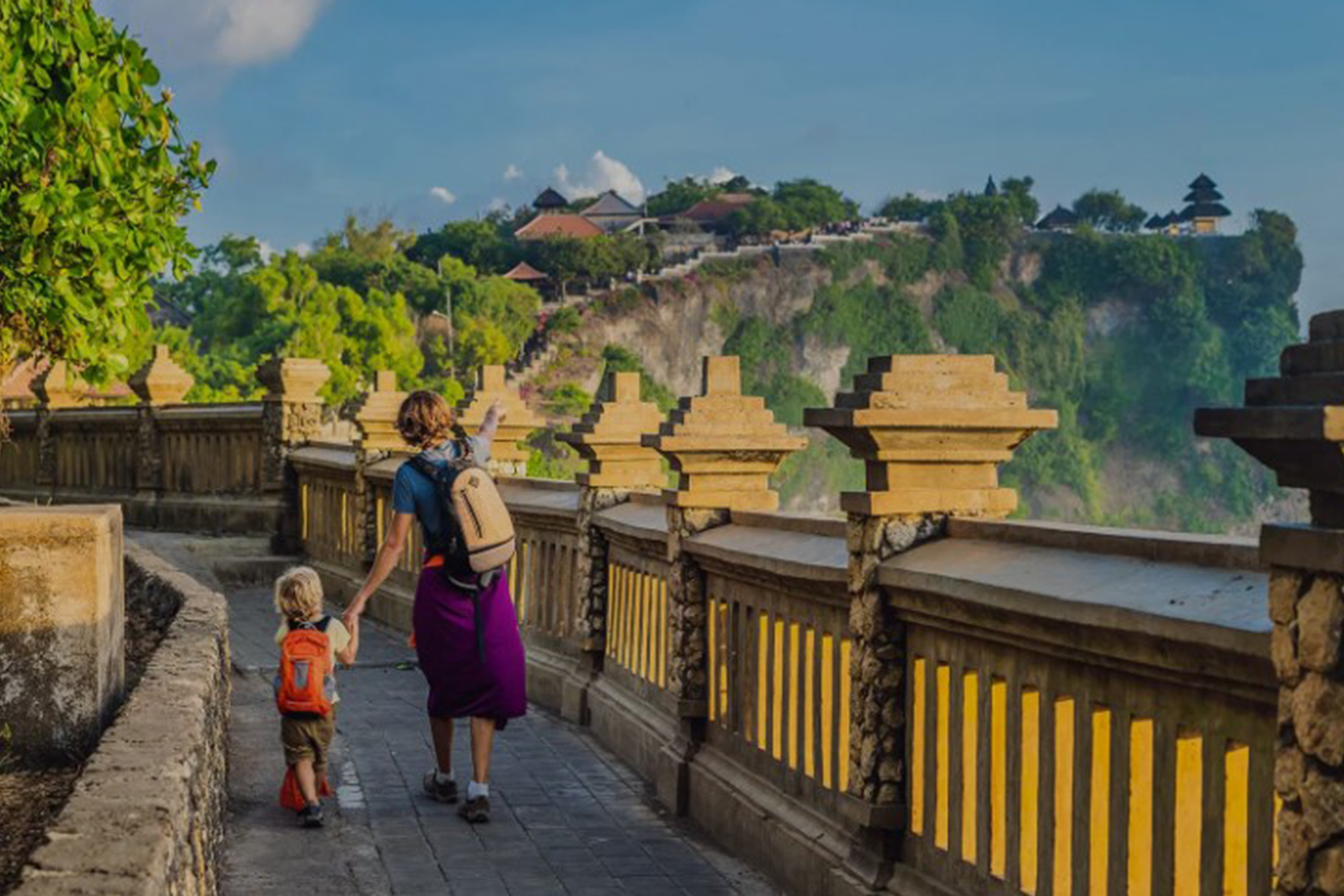 烏魯瓦圖廟是巴厘島南部一座雄偉的海上寺廟,坐落在懸崖上,可欣賞到迷人的海景和充滿活力的文化體驗,包括著名的日落時分的凱卡克舞。 烏魯瓦圖廟是巴厘島南部一座雄偉的海上寺廟,坐落在懸崖上,可欣賞到迷人的海景和充滿活力的文化體驗,包括著名的日落時分的凱卡克舞。