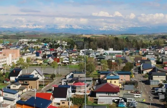 ✧⁺It takes about seven minutes to walk from Biei Station to the Four Seasons Tower. After climbing the tower, the view in front of you suddenly opens up, and you can see the whole town: the colorful roofs of Japanese buildings, the small trucks driving on