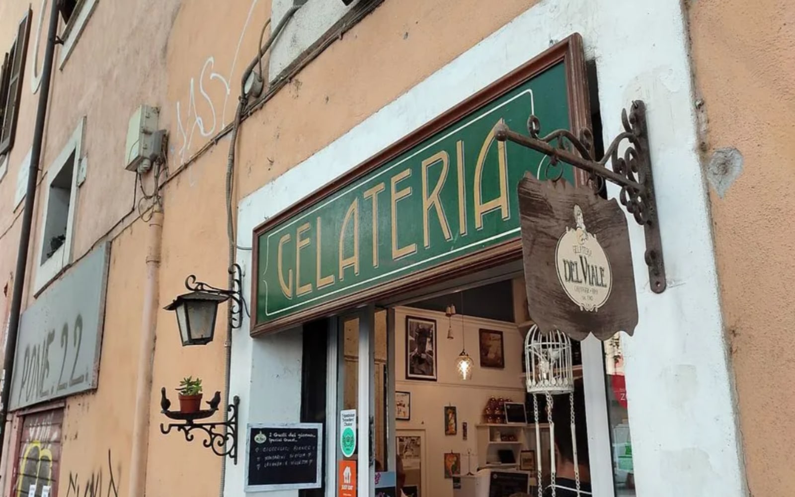 在知識豐富的當地導遊帶領下，一邊品嚐綿密清爽的義式冰淇淋，一邊探索羅馬的歷史街區。