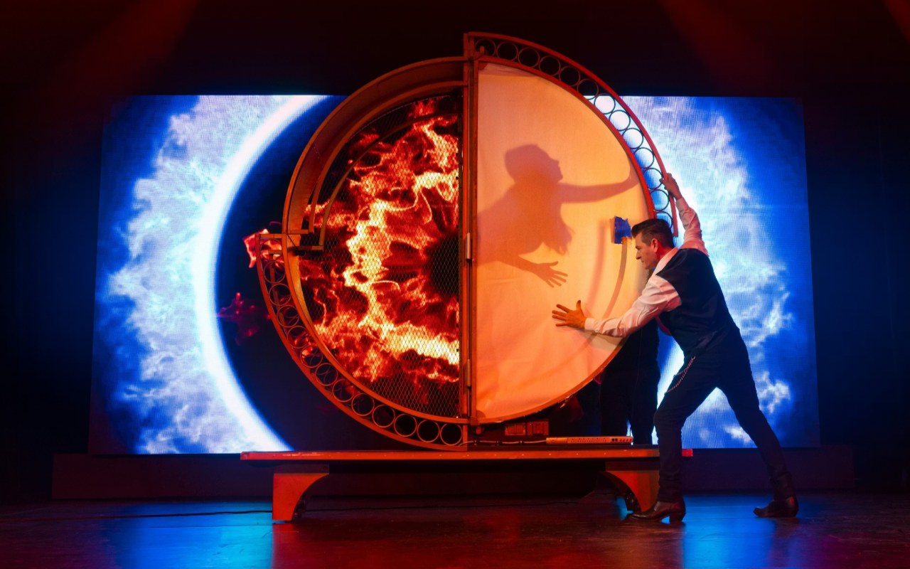 見證火焰與光影的驚人幻象活靈活現