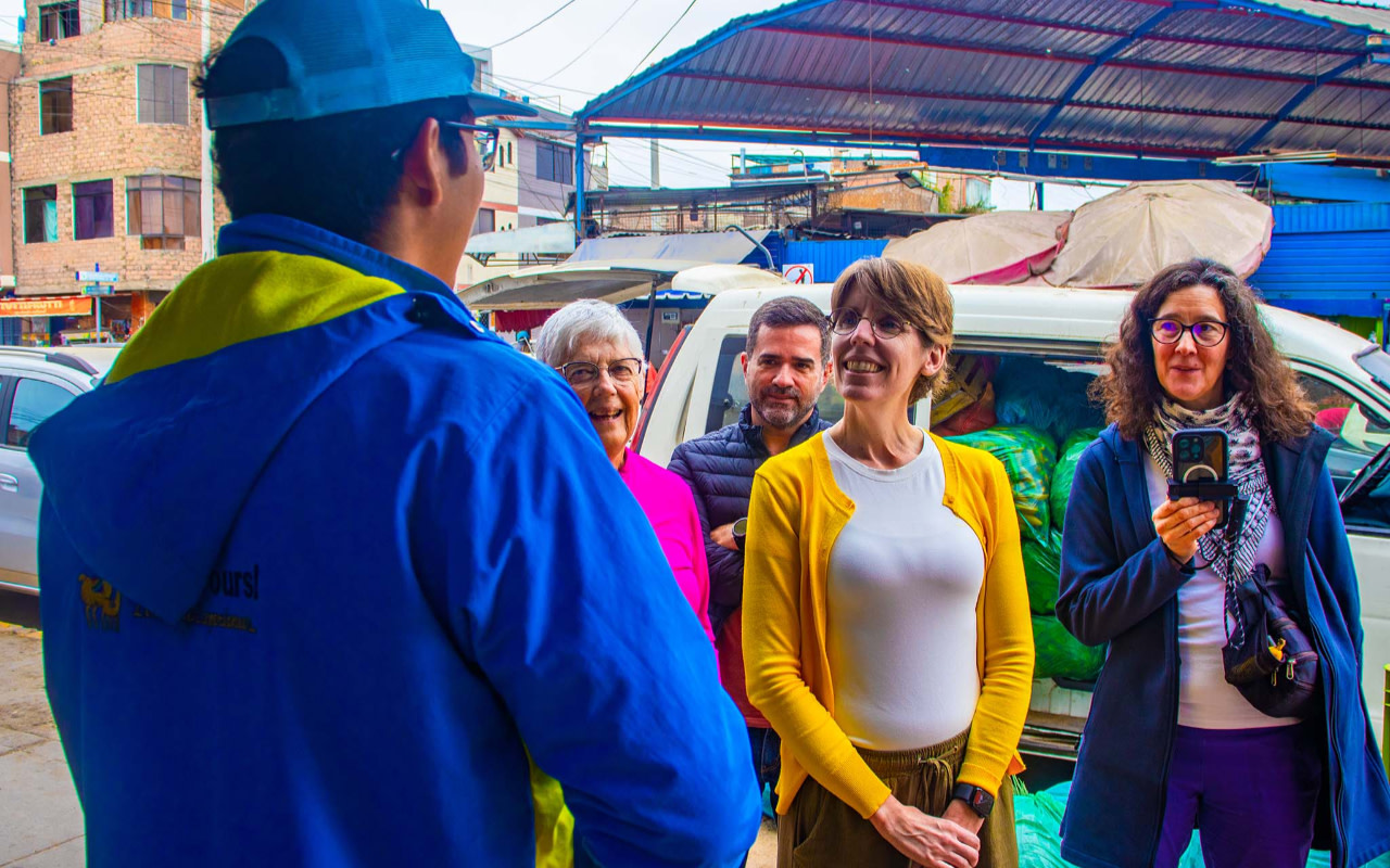 漫步於喬里爾洛斯 (Chorrillos) 的街道，觀察利馬這個歷史悠久且道地的漁村社區的日常生活。